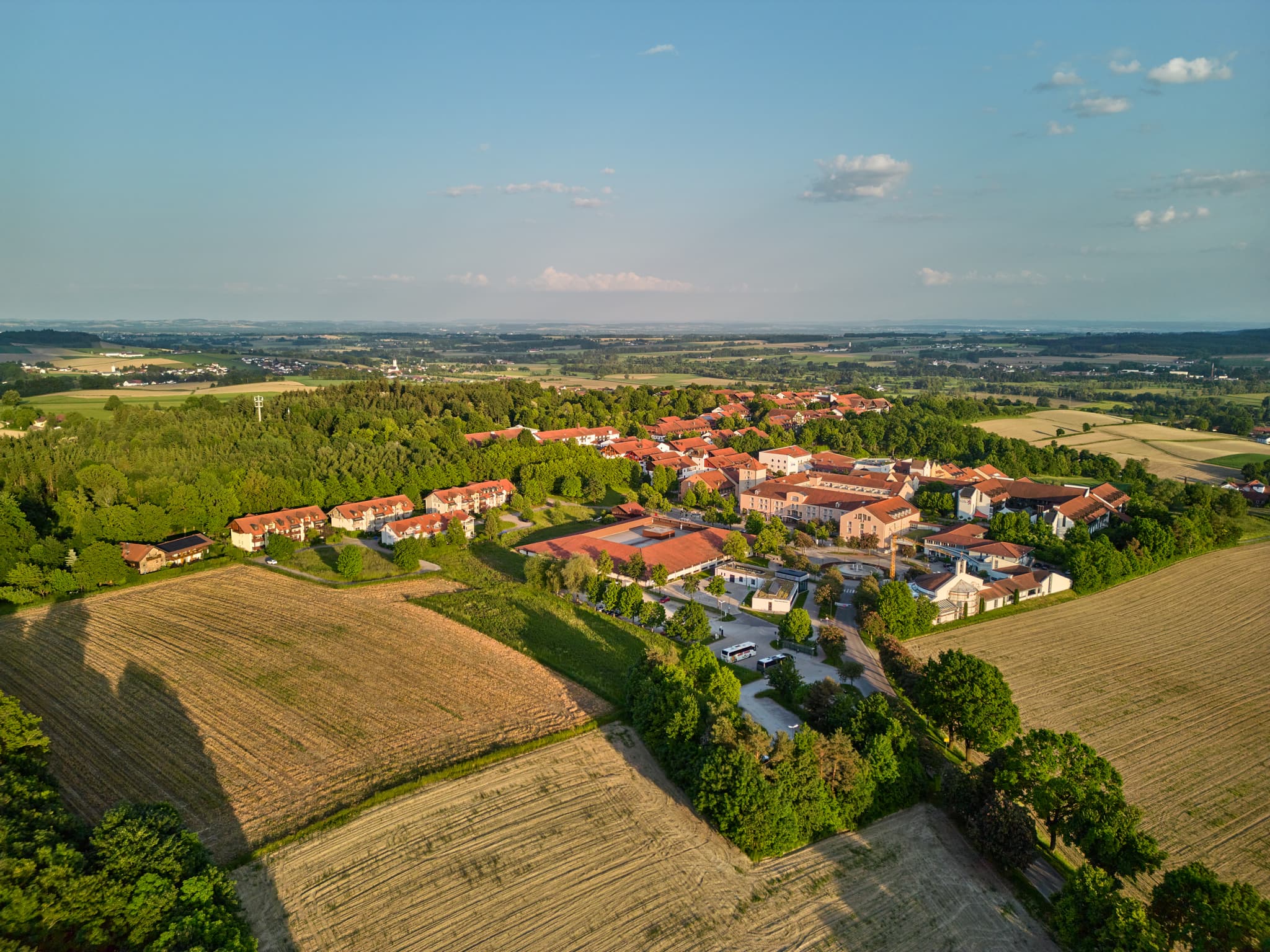 Therme Zufahrt, Bad Griesbach, Passau, Niederbayern - Luftbild der Therme Bad Griesbach mit umliegender Stadt und Straßen. Landkreis Passau, Niederbayern, Deutschland, Bäderdreieck-Region.