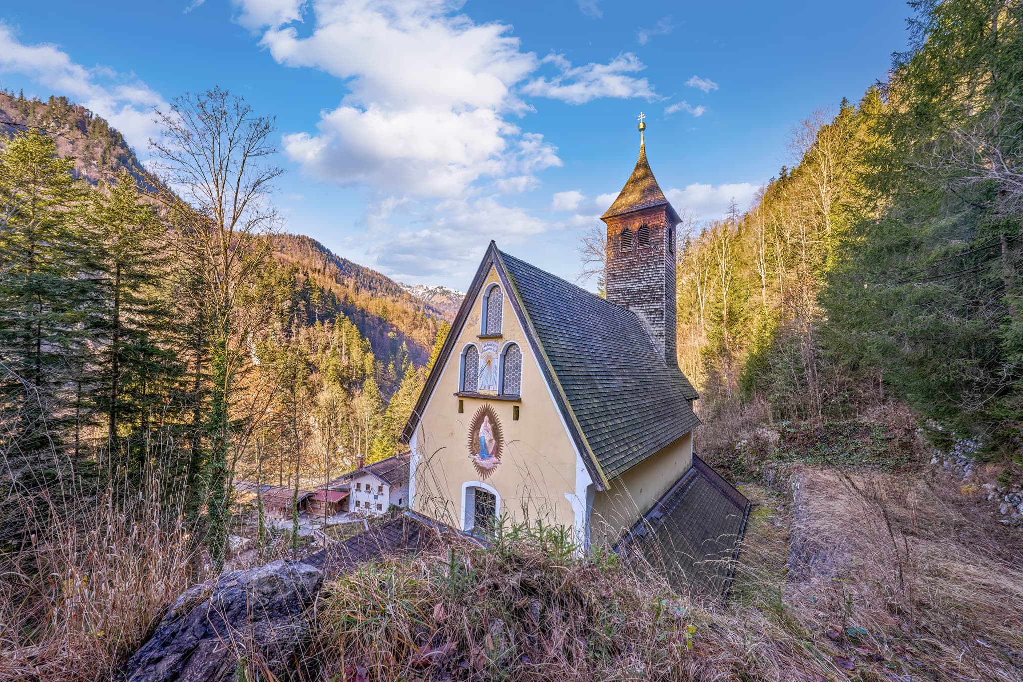 Tiroler Ache Schmugglerweg, Klobenstein, Kitzbühel, Tirol - Die Mariahilfkapelle, Kirche Klobenstein in Kössen, Kitzbühel, Tirol, Österreich. Malerisches Motiv inmitten beeindruckender Berglandschaft der Tiroler Alpen.