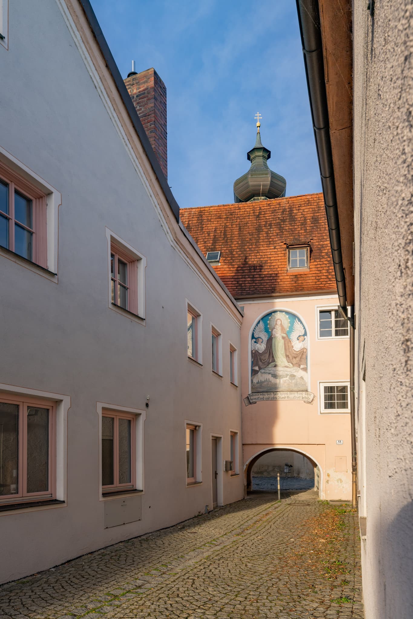 Tor zur Pfarrkirche, Triftern, Rottal-Inn, Niederbayern - Gasse mit Tor zur Pfarrkirche St. Stephanus in Triftern, Rottal-Inn, Niederbayern, Bäderdreieck, Bayern. Durchgang zwischen Gebäuden mit Blick auf die Kirche.