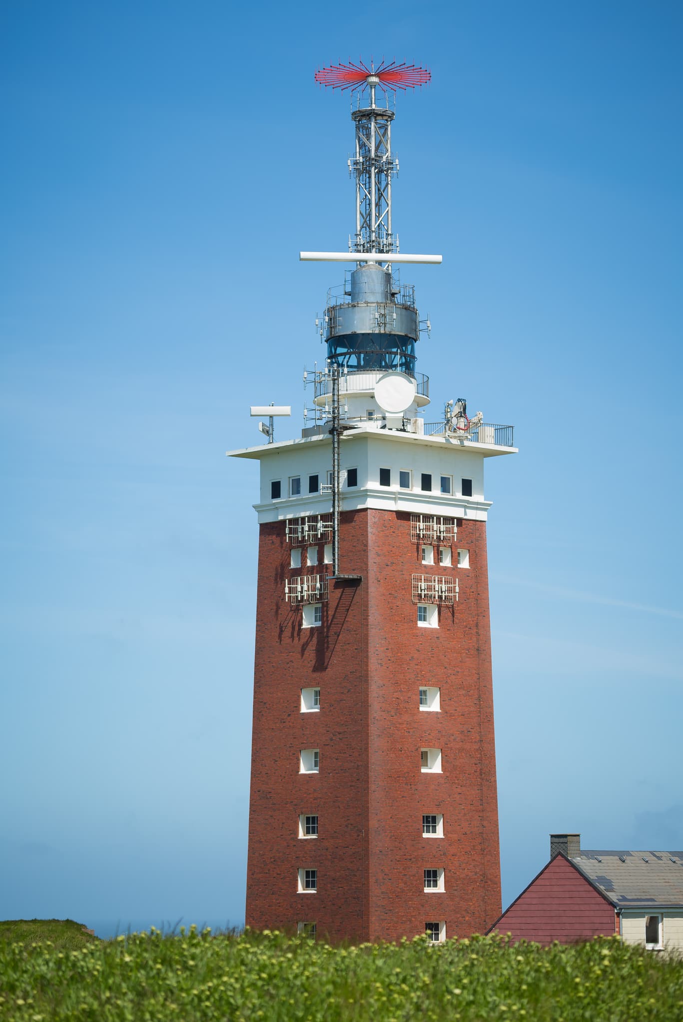 Tower auf Helgoland, Pinneberg, Schleswig-Holstein - Helgoland, Funk- und Radarturm auf der Insel Helgoland, Landkreis Pinneberg, Schleswig-Holstein. Überwachung des Seeverkehrs an der deutschen Nordseeküste.
