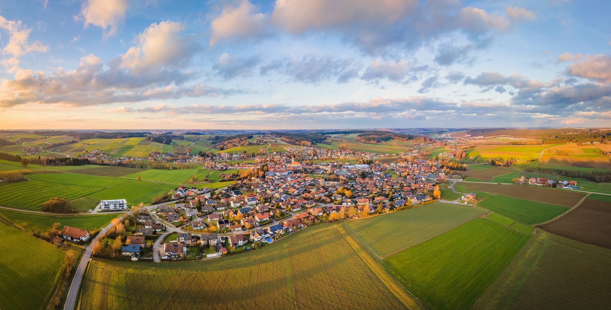 Triftern Luftbild, Rottal-Inn, Niederbayern, Ortsansicht - Luftaufnahme von Triftern, einer Gemeinde im Landkreis Rottal-Inn, Niederbayern, Region Holzland, Bäderdrieck, Bayern, Deutschland.