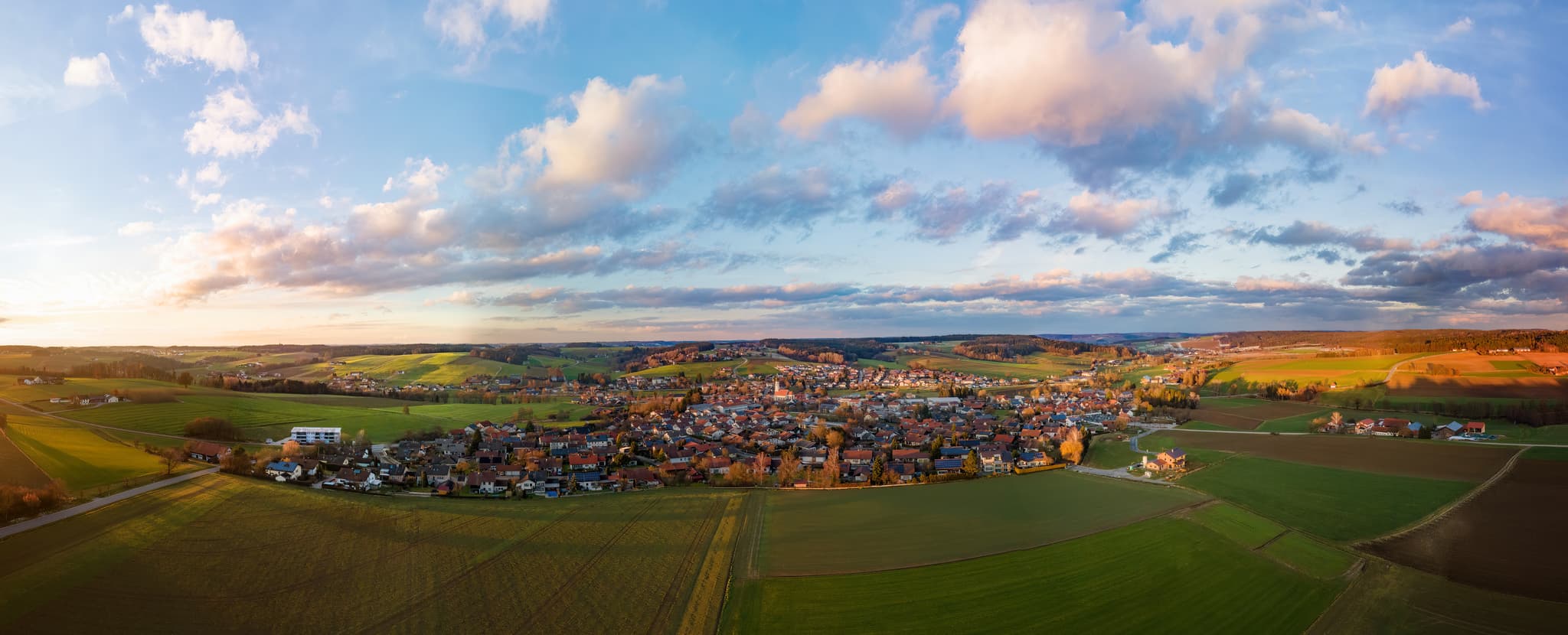 Triftern Luftbild, Rottal-Inn, Niederbayern, Ortsansicht - Luftaufnahme von Triftern, einer Gemeinde im Landkreis Rottal-Inn, Niederbayern, Region Holzland, Bäderdrieck, Bayern, Deutschland.