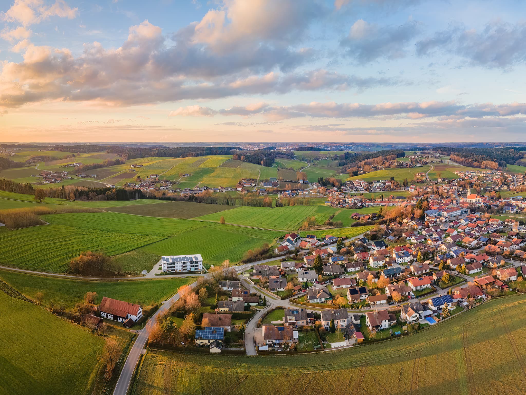 Triftern Luftbild, Rottal-Inn, Niederbayern, Ortsansicht - Luftaufnahme von Triftern, einer Gemeinde im Landkreis Rottal-Inn, Niederbayern, Region Holzland, Bäderdrieck, Bayern, Deutschland.