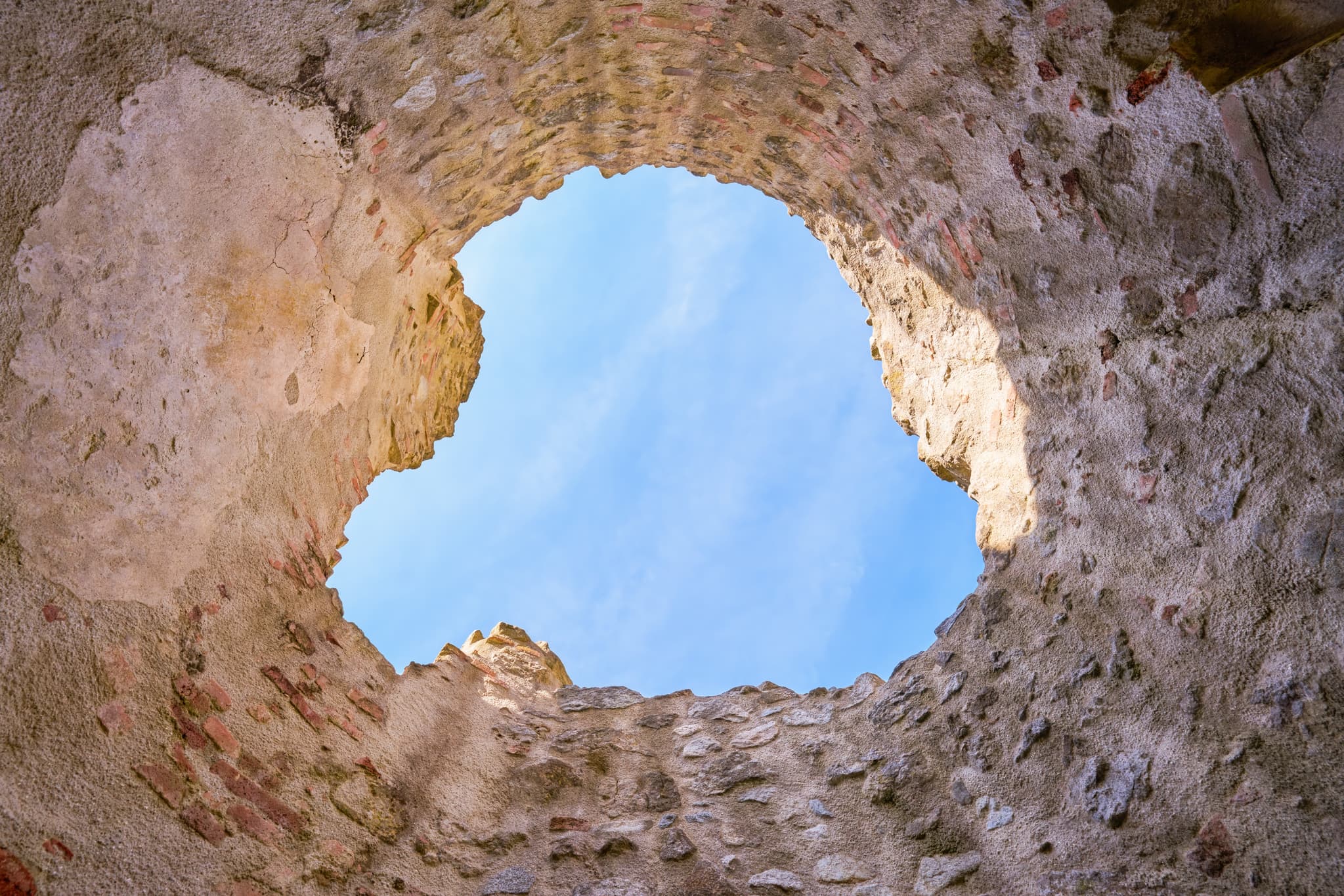 Turmruine am Schloss Neuburg am Inn, Passau, Niederbayern - Blick aus Mauerwerk von Schloss Neuburg in Neuburg am Inn, Landkreis Passau, Niederbayern. Alte Steinwand umrahmt blauen Himmel. Donau-Wald Region, Deutschland.