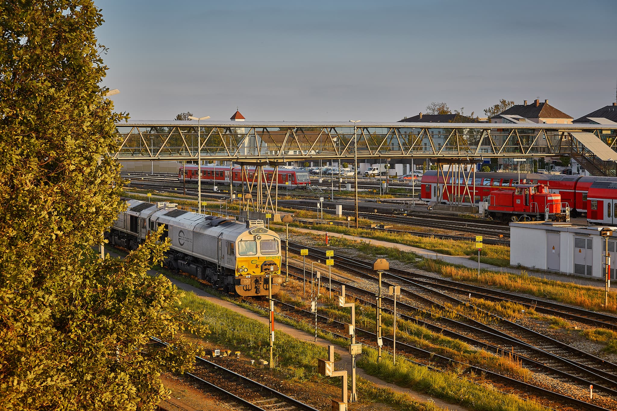 Übergang Bahnhof Mühldorf am Inn, Oberbayern, Inn-Salzach - Der Bahnhof Mühldorf am Inn in Oberbayern, Deutschland, mit Gleisen, Zügen und Fußgängerübergang. Wichtiger Verkehrsknotenpunkt der Inn-Salzach Region.