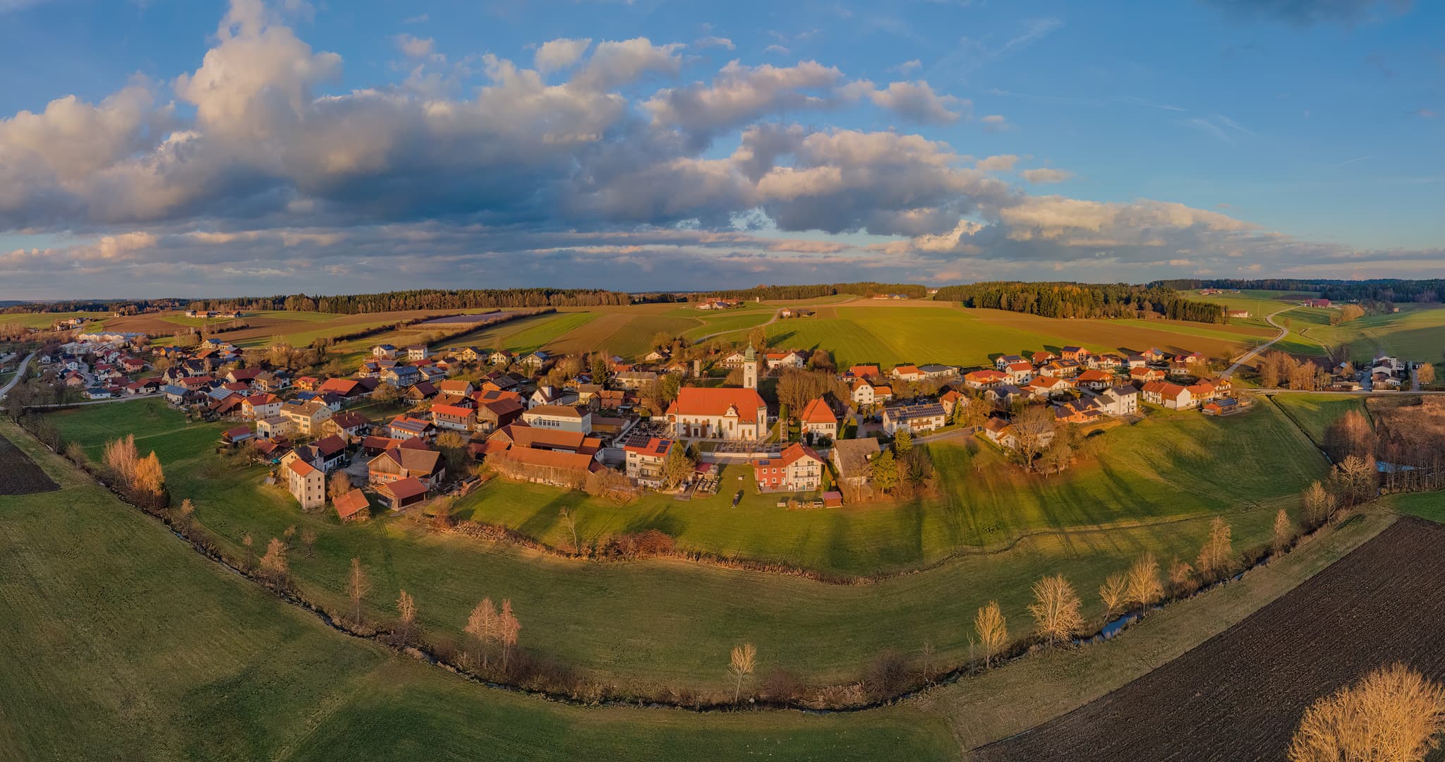 Ulbering Panorama, Wittibreut, Niederbayern, Holzland - Luftbild-Panorama auf Ulbering, Wittibreut, Landkreis Rottal-Inn, Niederbayern. Das Dorf im Holzland, zeigt H‰user, Kirche, Felder und Wiesen.