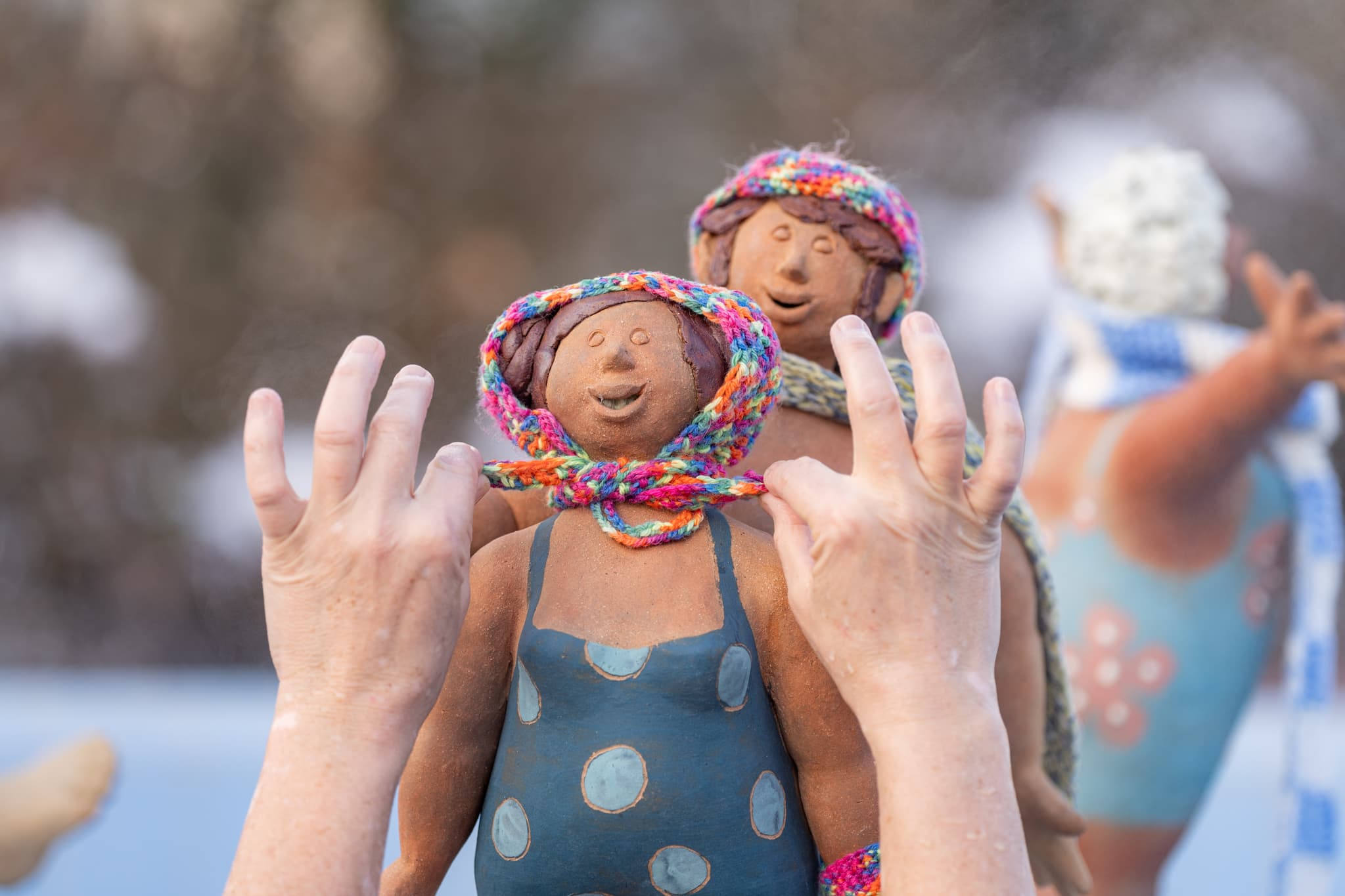 Unsere Tonfiguren im Winter. Wohlfühltherme, Bad Griesbach - Das Einkleiden der Tonfiguren übernehmen unsere Badegäste. Ein schöner Brauch, der Freude macht. Wohlfühltherme Bad Griesbach, Landkreis Passau, Niederbayern