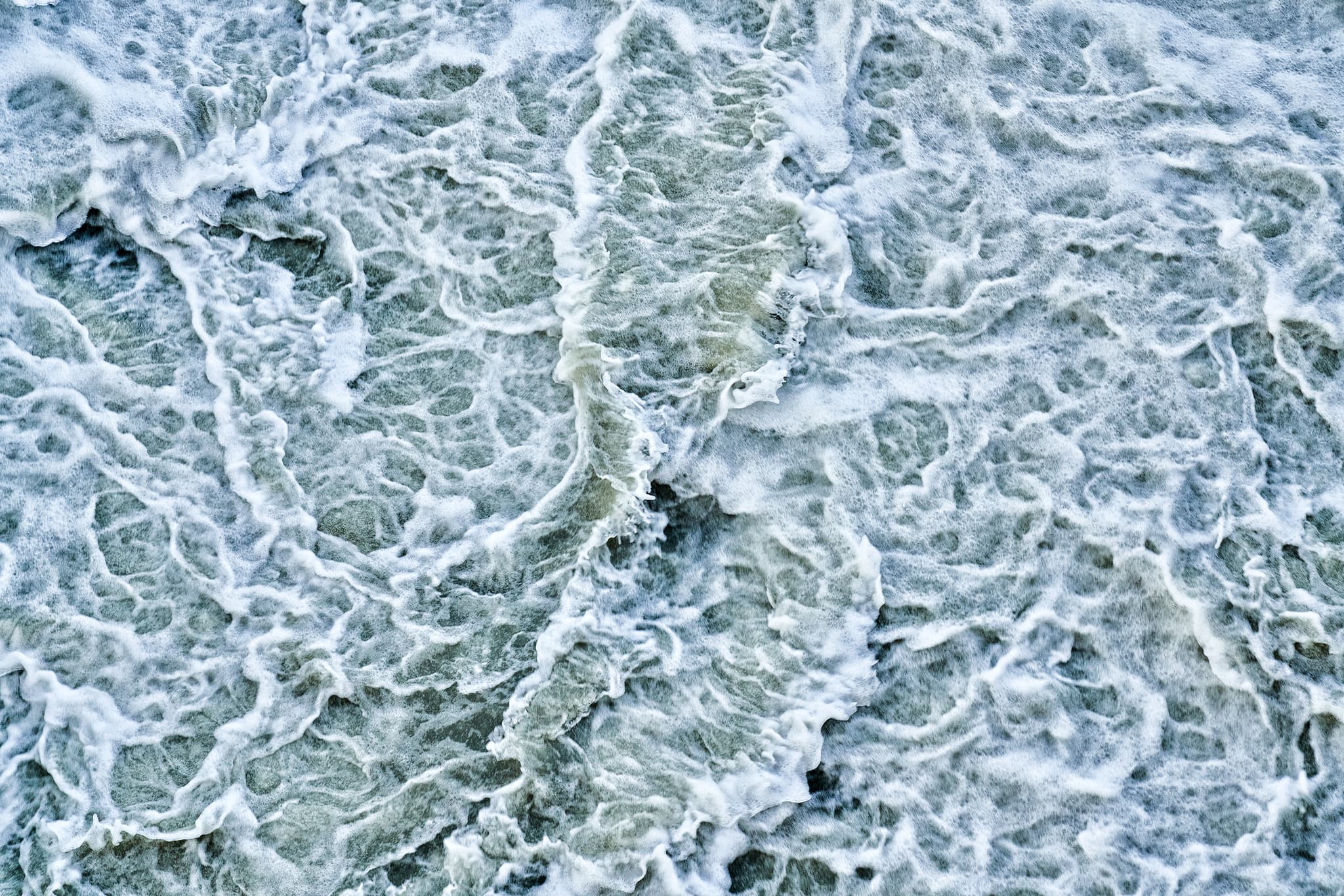 Verbund Innkraftwerk Ering-Frauensttein Inn, Ering - Quirlendes Wasser des Innkraftwerks Ering-Frauenstein in Ering, Landkreis Rottal-Inn, Niederbayern. Teil der Region Bäderdreieck in Deutschland.