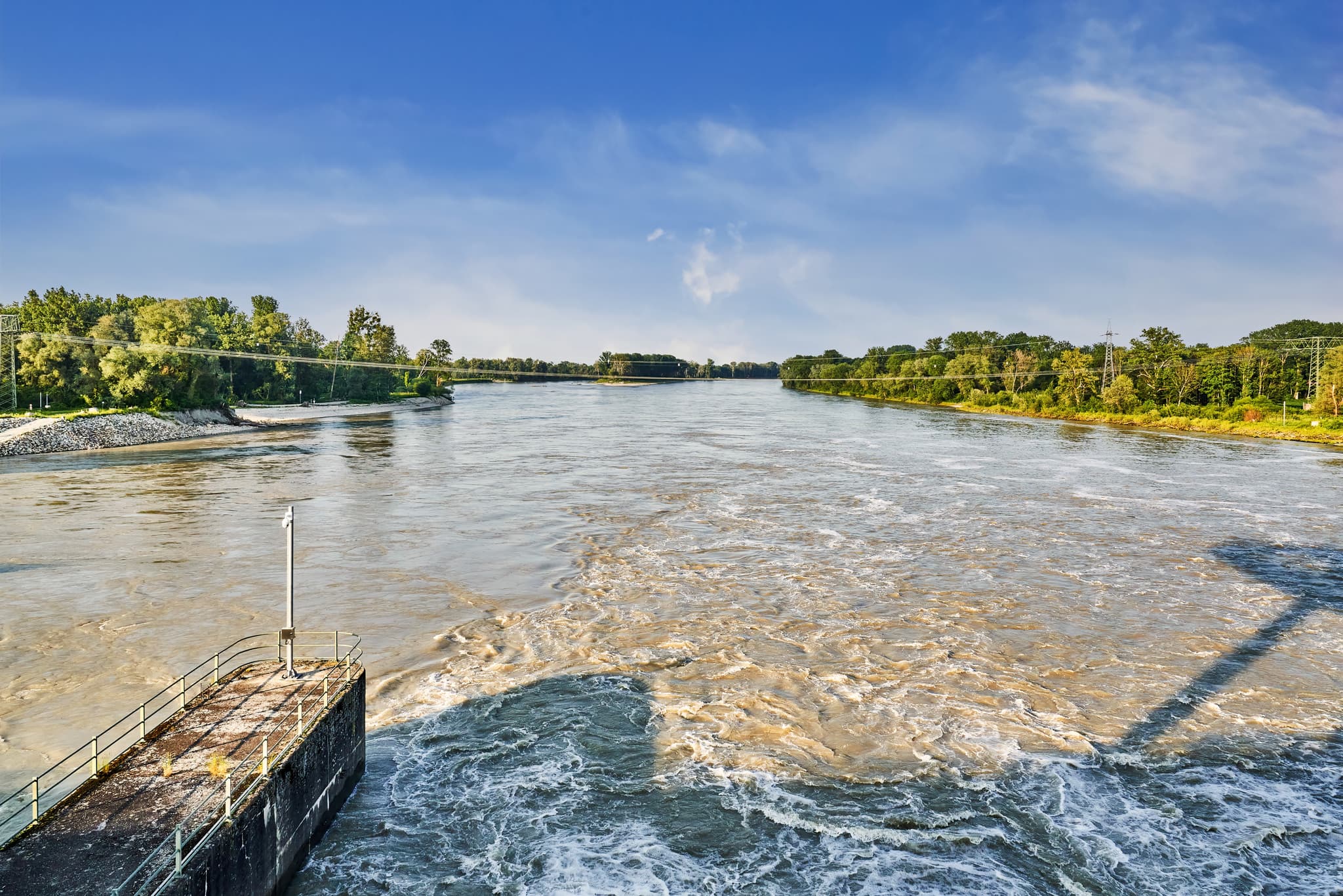 Verbundkraftwerk Ering-Frauensttein, Ering, Rottal-Inn - Ausblick vom Verbund Innkraftwerk Ering-Frauenstein am Inn in Ering, Landkreis Rottal-Inn, Niederbayern. Beeindruckende Flusslandschaft, Deutschland.