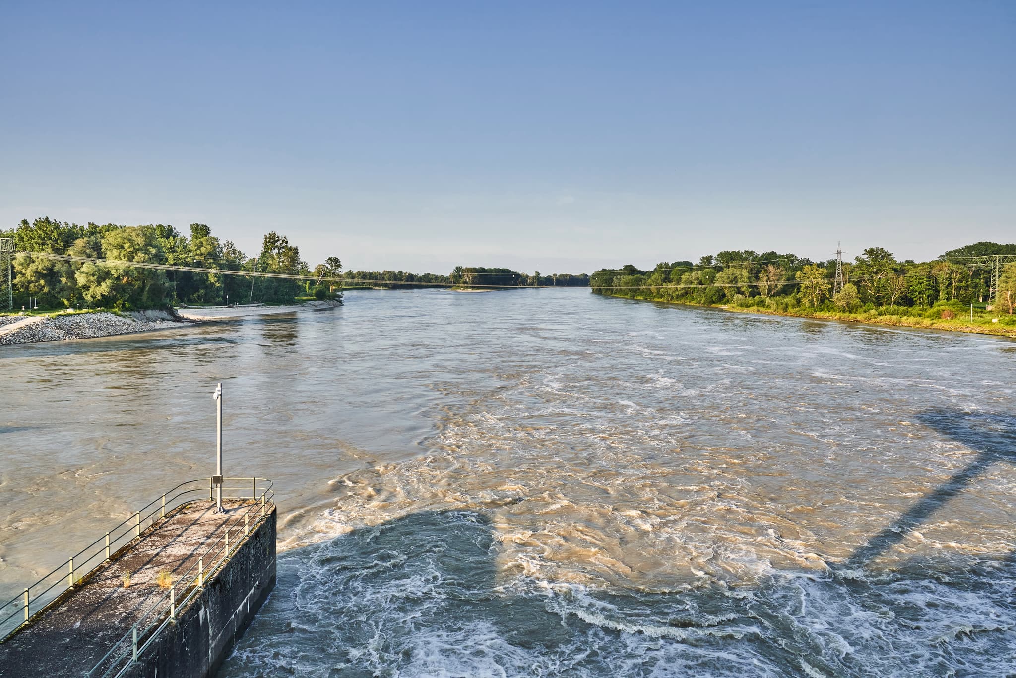 Verbundkraftwerk Ering-Frauensttein, Ering, Rottal-Inn - Ausblick vom Verbund Innkraftwerk Ering-Frauenstein am Inn in Ering, Landkreis Rottal-Inn, Niederbayern. Beeindruckende Flusslandschaft, Deutschland.
