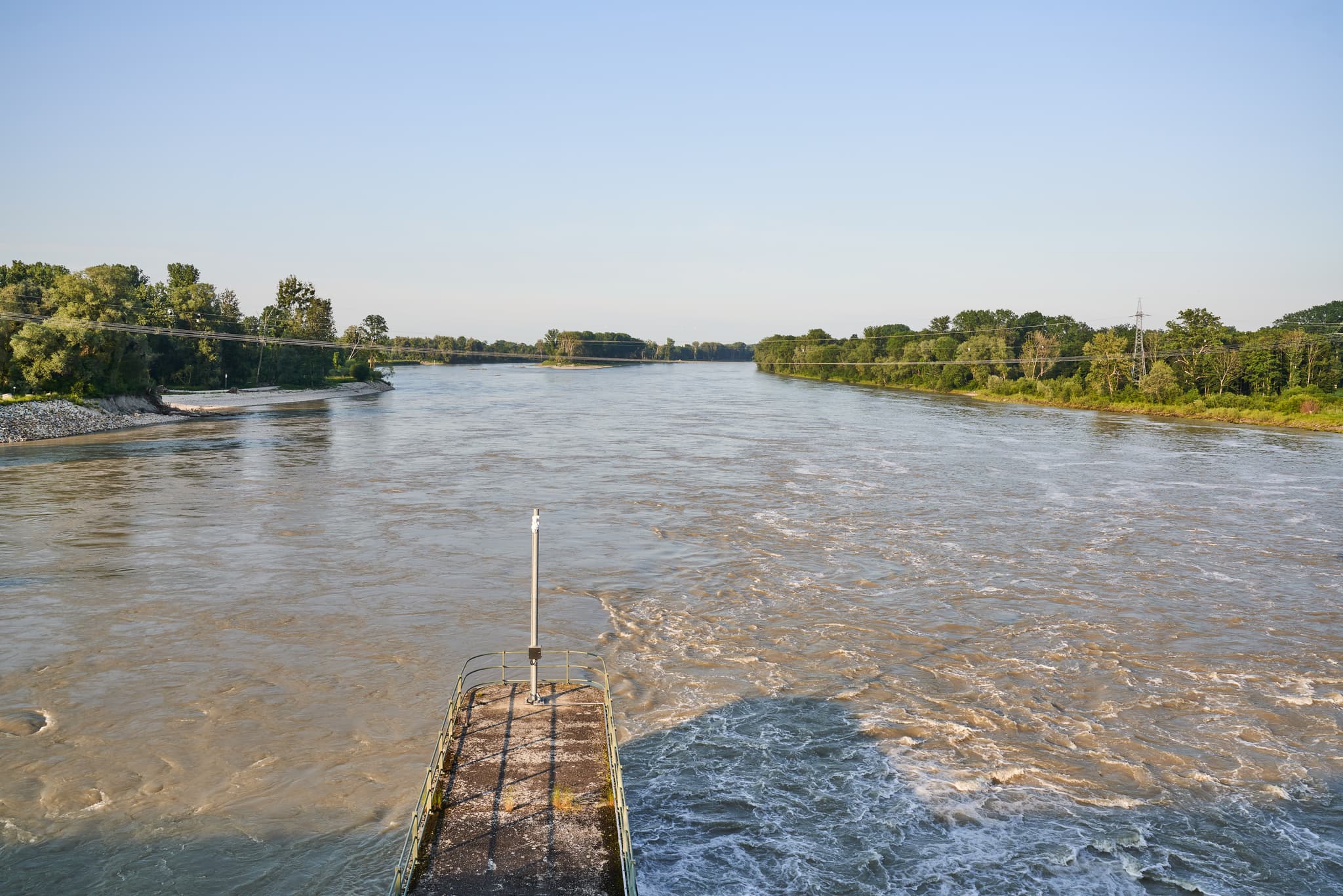 Verbundkraftwerk Ering-Frauensttein, Ering, Rottal-Inn - Ausblick vom Verbund Innkraftwerk Ering-Frauenstein am Inn in Ering, Landkreis Rottal-Inn, Niederbayern. Beeindruckende Flusslandschaft, Deutschland.