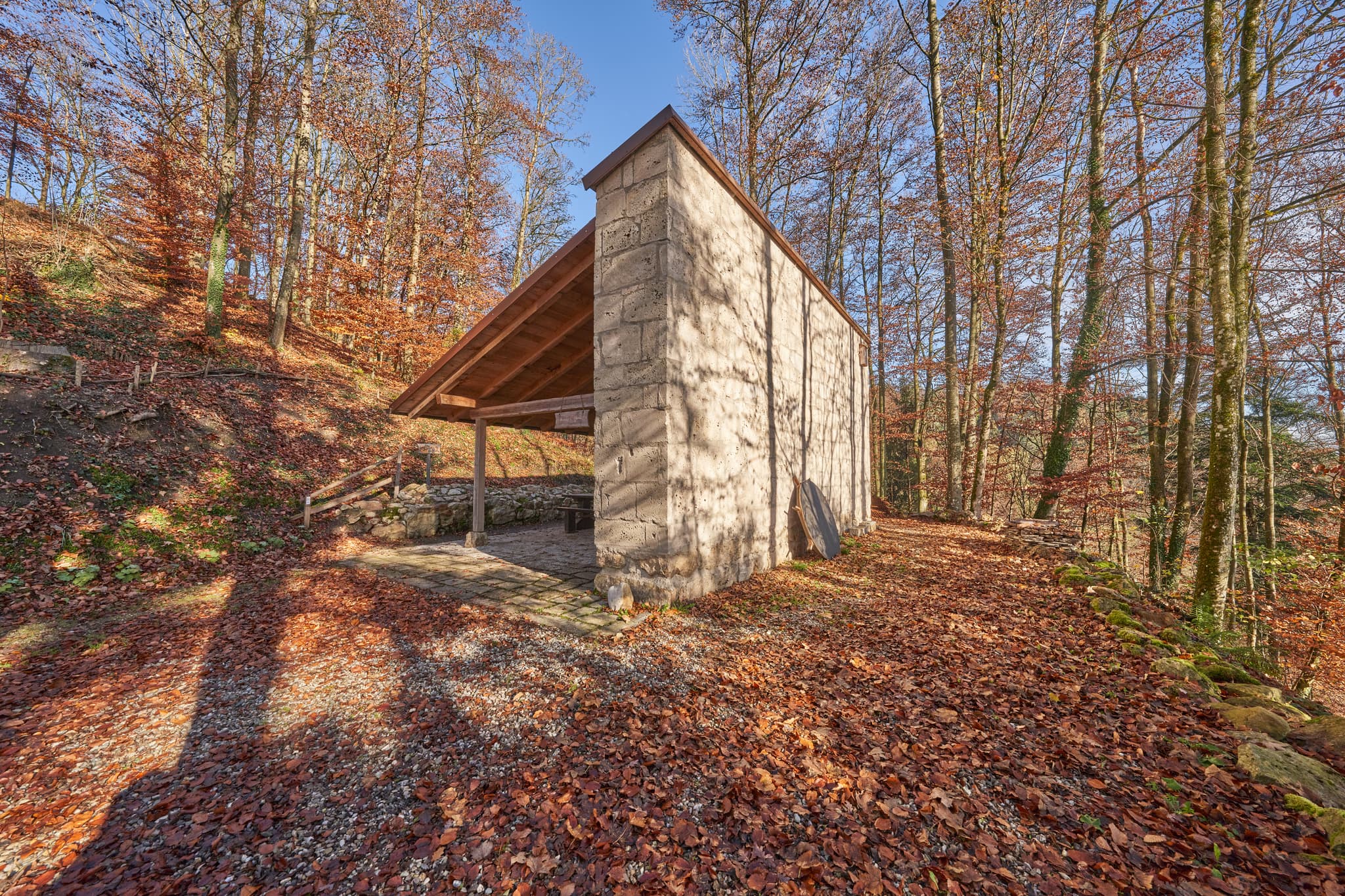 Vereins-Gebäude am Schlossberg Herbst, Julbach, Rottal-Inn - Vereinsheim im Herbst am Schlossberg in Julbach, Gemeinde Julbach, Landkreis Rottal-Inn, Niederbayern, Holzland/Bäderdreieck, Bayern, Deutschland.