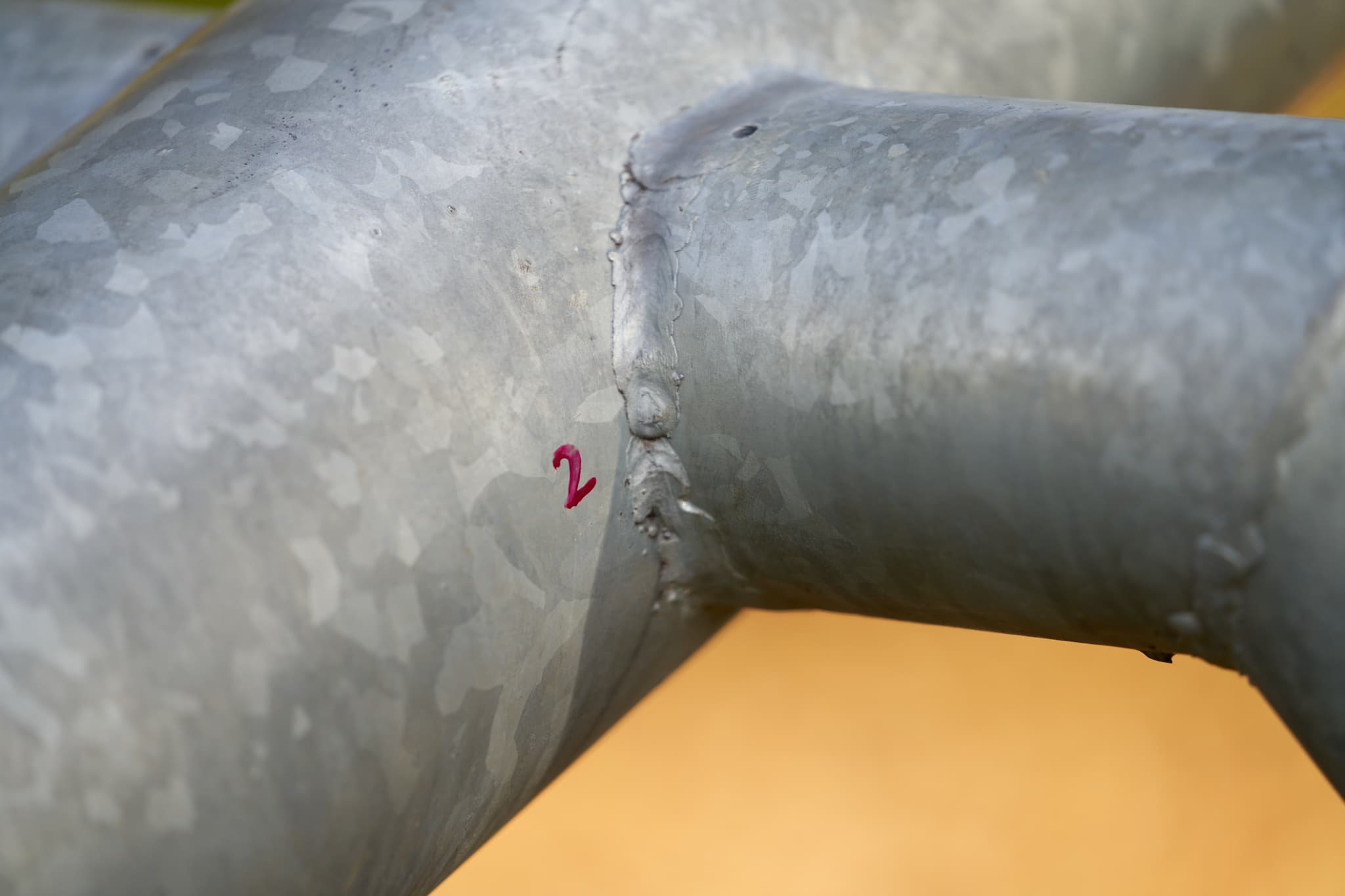 Versteckte Zahl am Spielplatz - Hörnliweg, Schönau - Detailaufnahme einer versteckten Zahl, vermutlich am Kindergarten in Schönau, Rottal-Inn, Niederbayern, Region Bäderdreieck, Deutschland. Hörni-Rätselweg