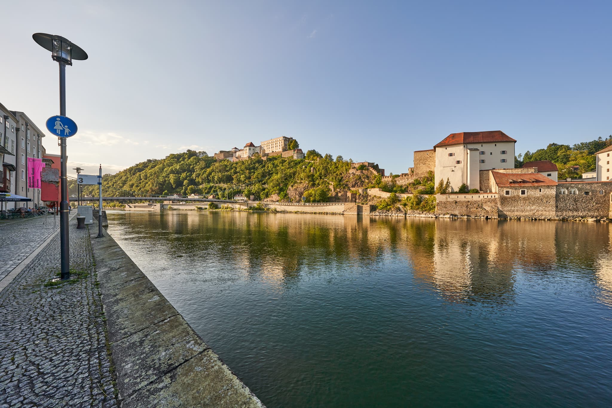 Veste Oberhaus & Prinzregent-Luitpold-Brücke, Passau - Passau in Niederbayern, Bayern:  Atemberaubende Aussicht auf die Veste Oberhaus, die Prinzregent-Luitpold-Brücke und die Donau.