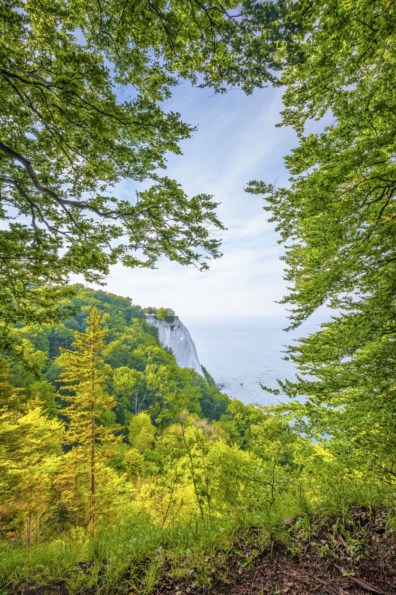 Victoriasicht zum Königstuhl Kreidefelsen und Ostsee Rügen - Impression der Victoriasicht auf Rügen, mit Königstuhl Kreidefelsen und Ostsee. Gelegen in Vorpommern-Rügen, Mecklenburg-Vorpommern, Deutschland.