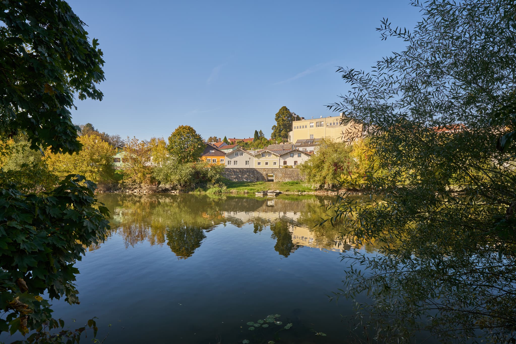 Vils Stadtansicht, Vilshofen, Passau, Niederbayern - Stadtansicht Vilshofen an der Vils, Landkreis Passau, Niederbayern. Fluss Vils mit Spiegelungen von Gebäuden und Bäumen. Szene im Donau-Wald, Deutschland.