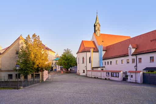 Vorplatz Basilika St. Anna, Bruder Konrad Kriche Altötting