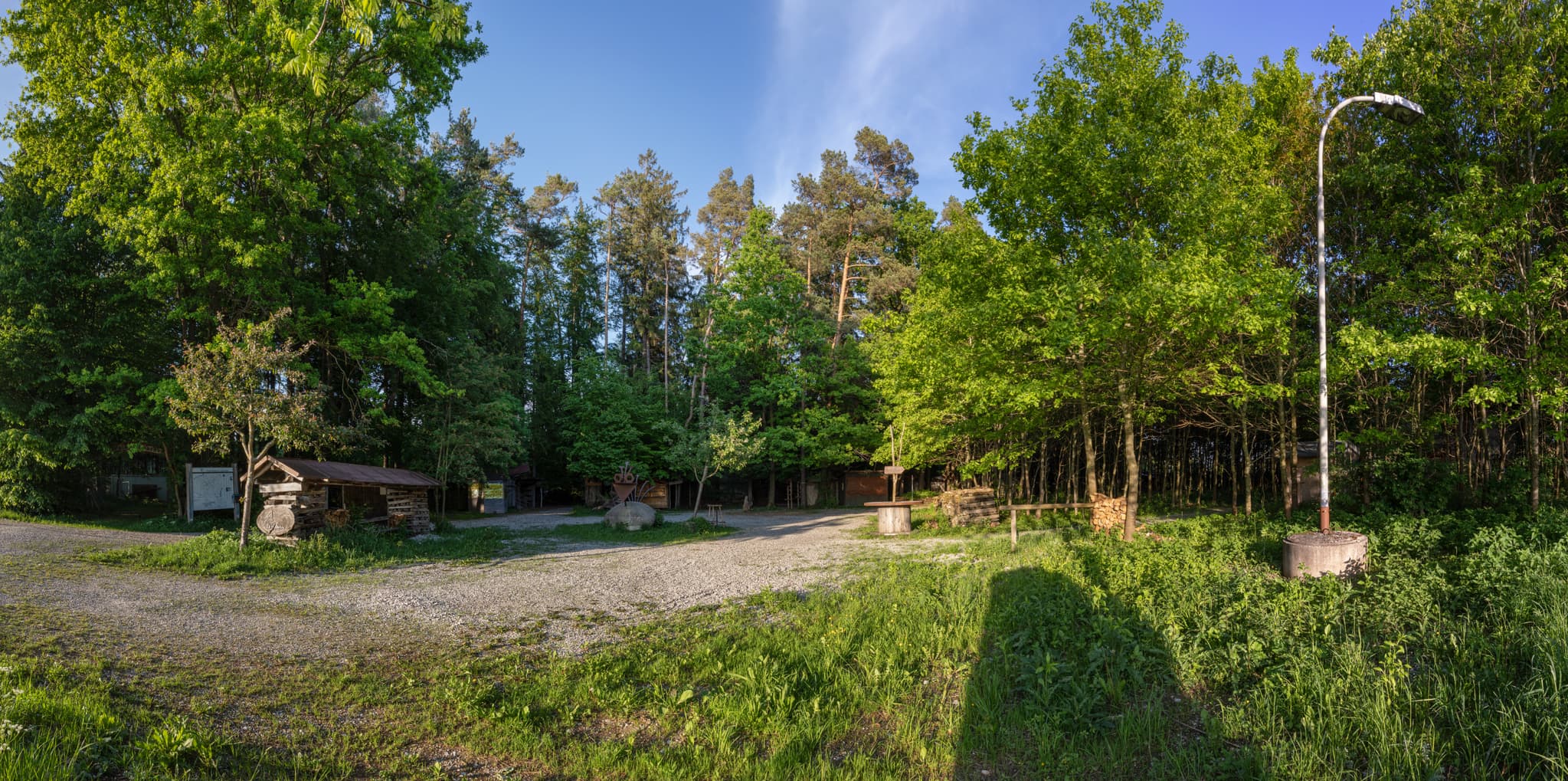 Waldbühne Gelände Halsbach, Altötting, Oberbayern - Panoramaansicht der Waldbühne in Halsbach, gelegen im Landkreis Altötting, Oberbayern, Region Inn-Salzach, Deutschland. Ein idyllischer Ort.