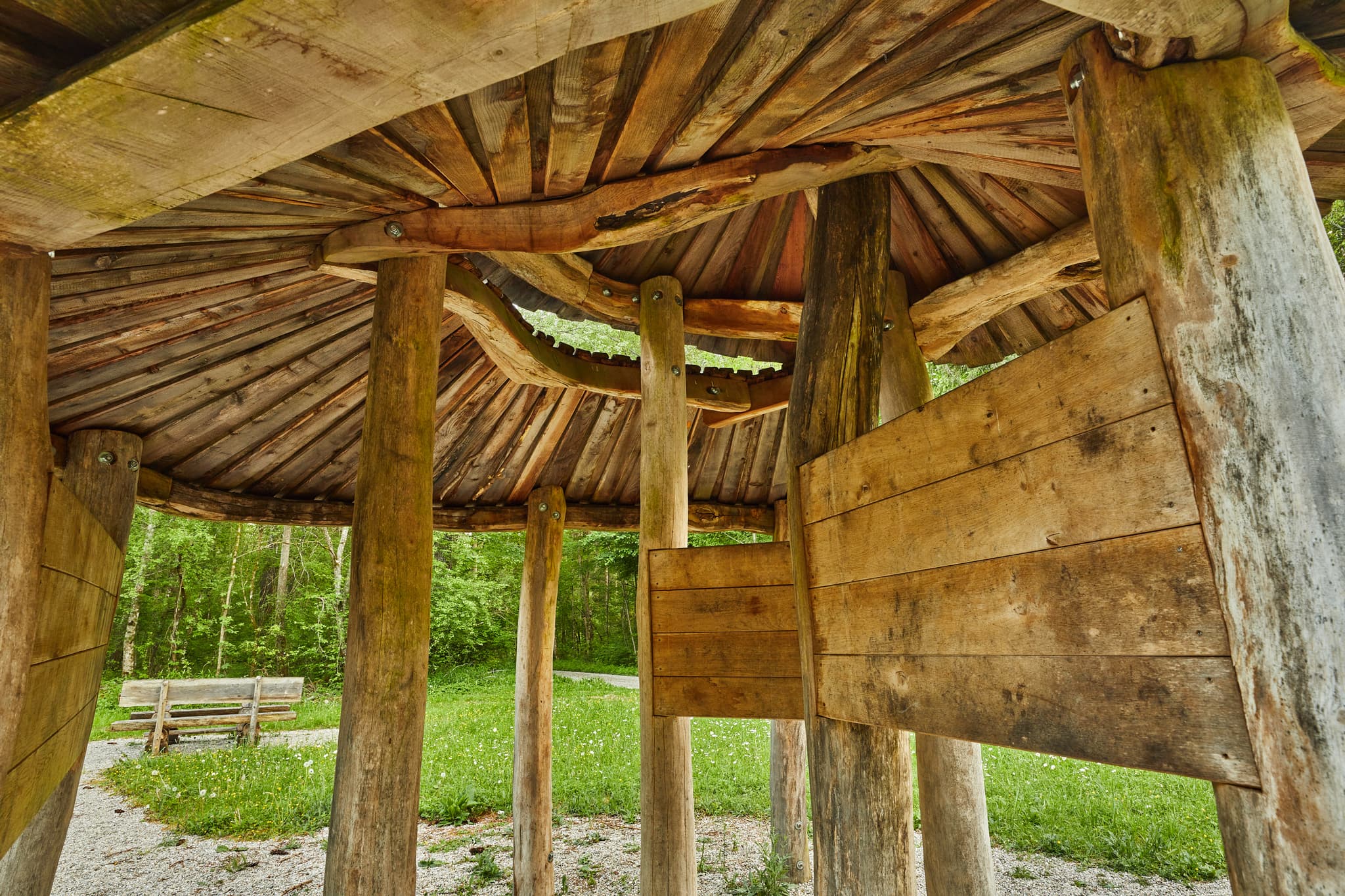 Walderlebnispfad Alz Au, Klosterau, Altötting, Oberbayern - Holzkonstruktion am Walderlebnispfad Alz Au in Klosterau, Gemeinde Mehring, Altötting, Oberbayern. Natur der Region Inn-Salzach, Deutschland.