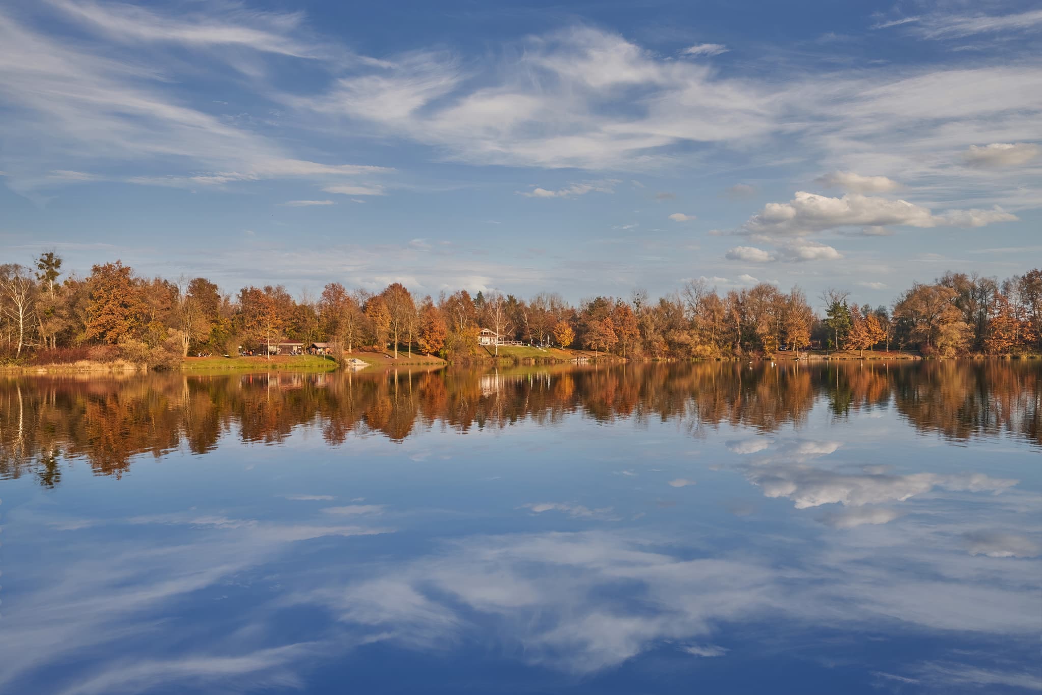 Waldsee Lago Herbst, Kirchdorf am Inn, PAN, Niederbayern - Herbstliche Szene am Waldsee Lago, Kirchdorf am Inn, Rottal-Inn, Niederbayern. Ruhiger See mit buntem Laub an Bäumen und am Ufer.