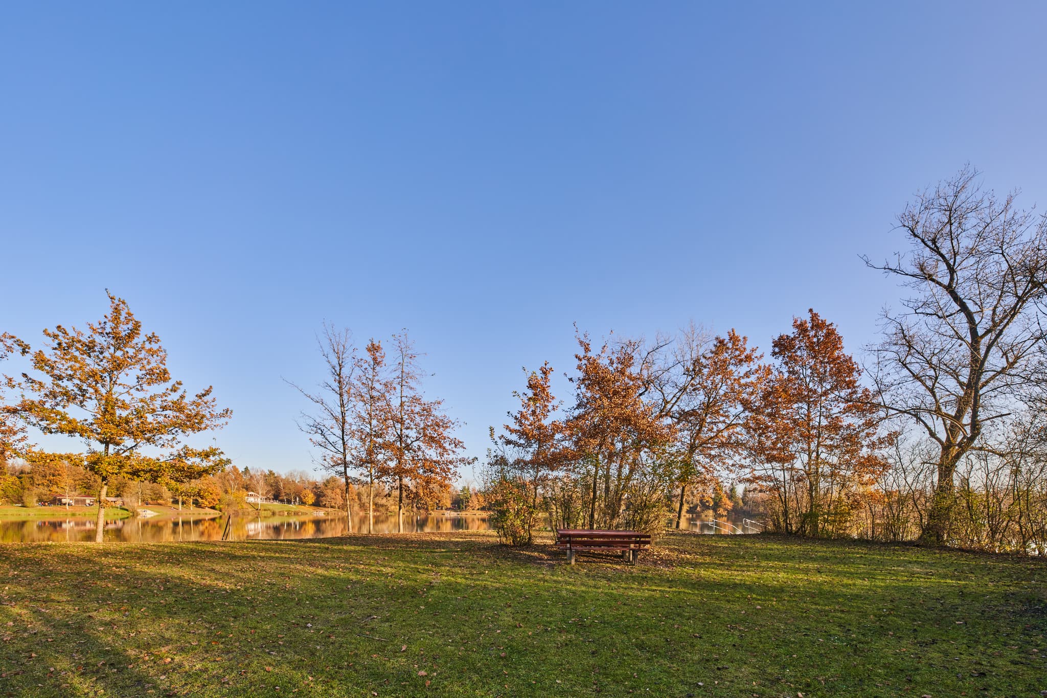 Waldsee Lago Herbst, Kirchdorf am Inn, PAN, Niederbayern - Herbstlicher Waldsee Lago Herbst in Kirchdorf am Inn, Rottal-Inn, Niederbayern. See mit Uferbank, umgeben von B‰umen in Herbstfarben. Natur im Holzland.