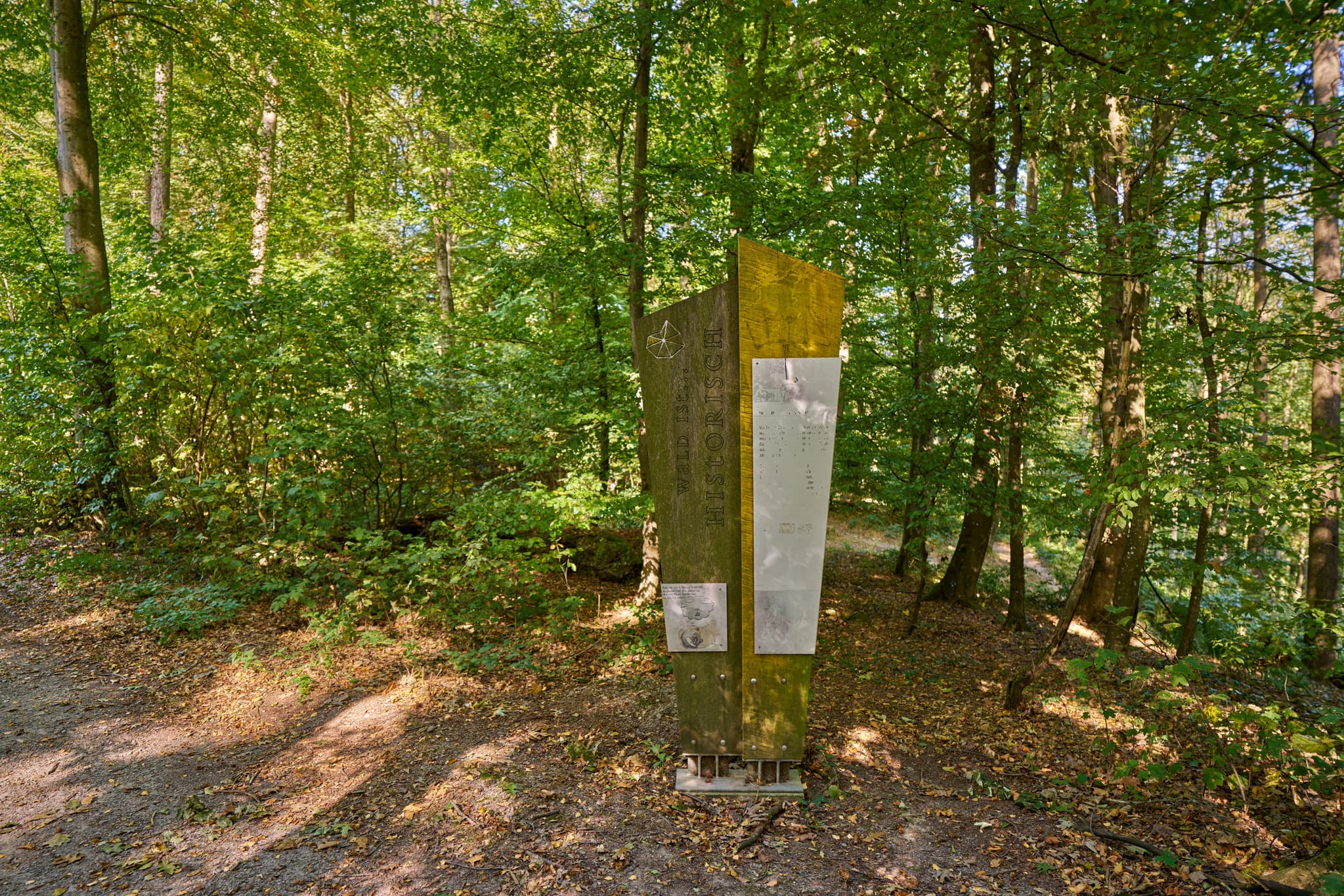 Waldwunderwelt, Bad Griesbach, Landkreis Passau - Waldweg in Bad Griesbach, Landkreis Passau, Niederbayern, Bayern, Deutschland. Informationstafel im Wald.