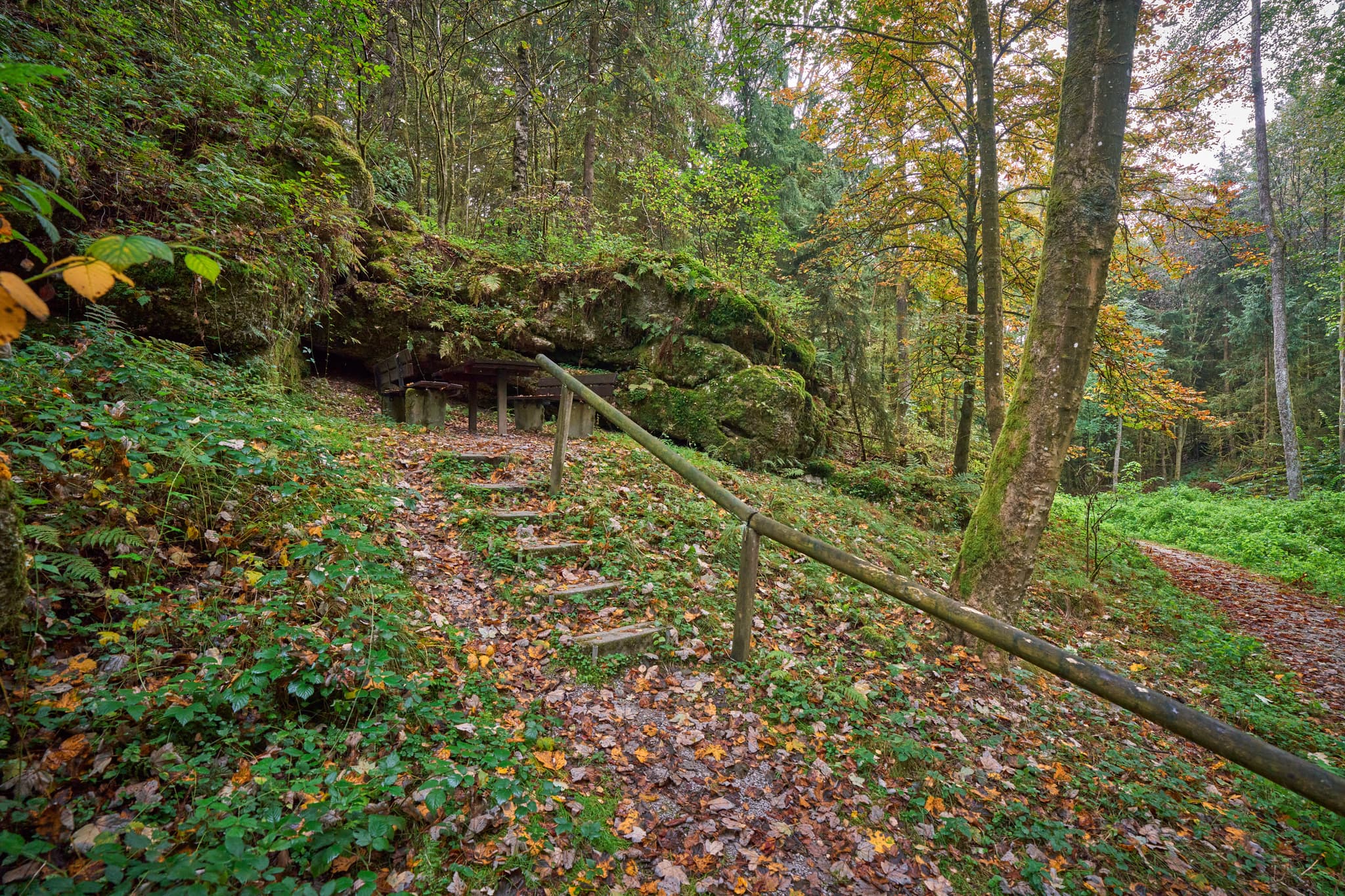 Waldwunderwelt, Bad Griesbach, Landkreis Passau - Picknicktisch und Bänke vor felsiger Felsformation im Wald. Bad Griesbach, Landkreis Passau, Niederbayern, Bayerischer Wald, Deutschland.
