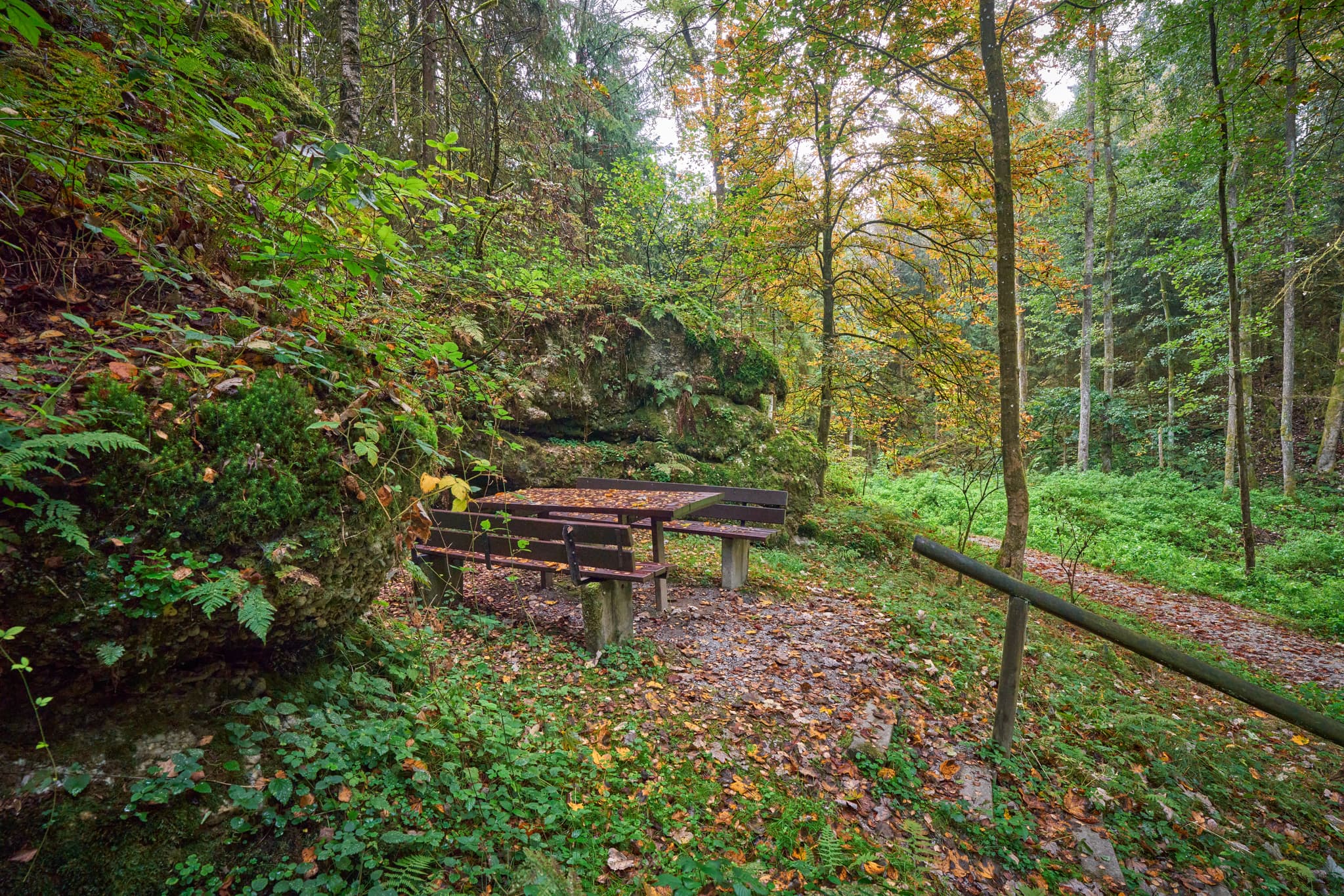 Waldwunderwelt, Bad Griesbach, Landkreis Passau - Picknicktisch und Bänke vor felsiger Felsformation im Wald. Bad Griesbach, Landkreis Passau, Niederbayern, Bayerischer Wald, Deutschland.