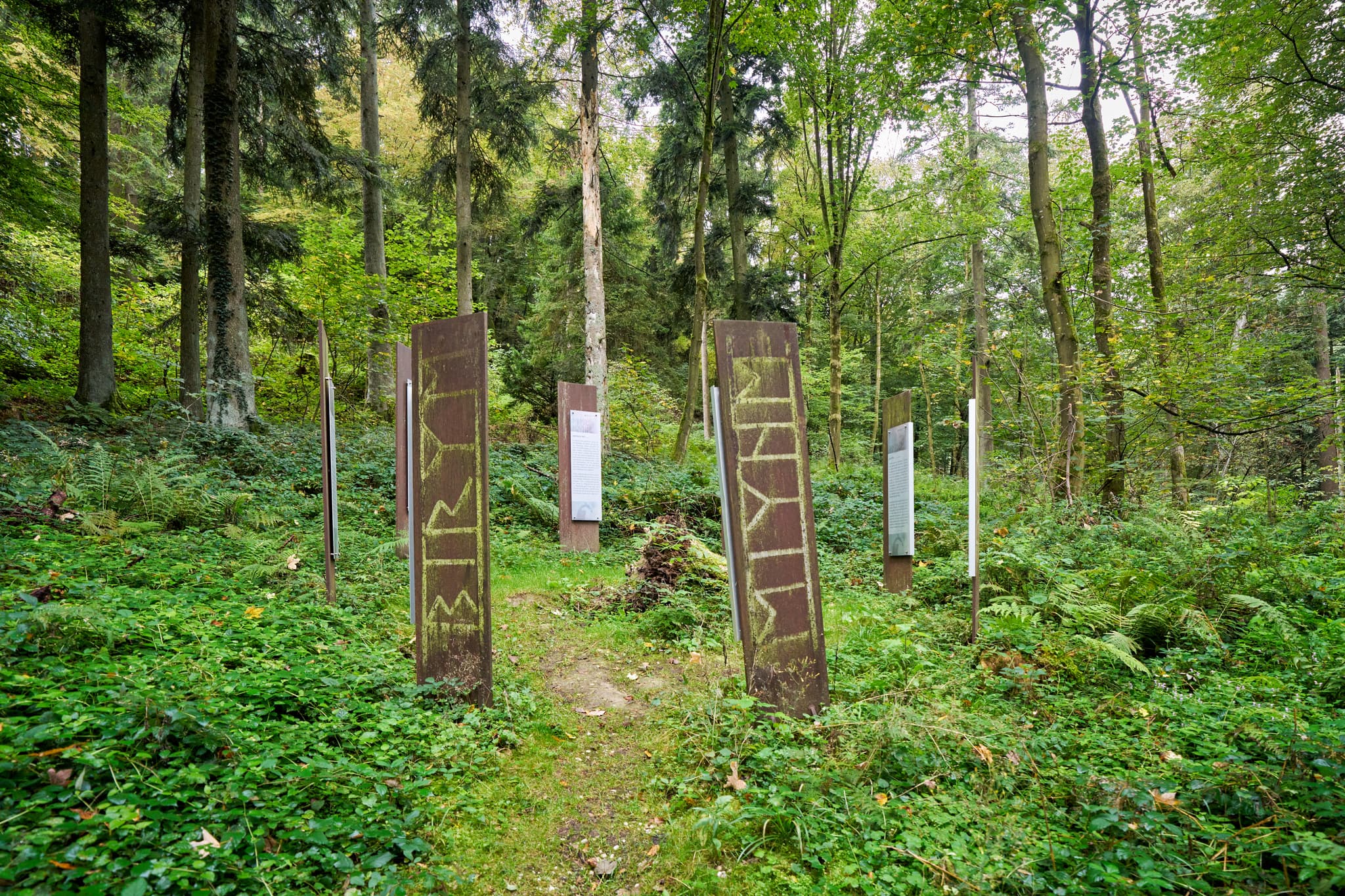 Waldwunderwelt, Baumerklärungen, Bad Griesbach, Passau - Baumerklärunggen an der Waldwunderwelt in Bad Griesbach, Landkreis Passau, Niederbayern, Bayern. Das Bild zeigt einen Waldweg mit mystischen Steinen.
