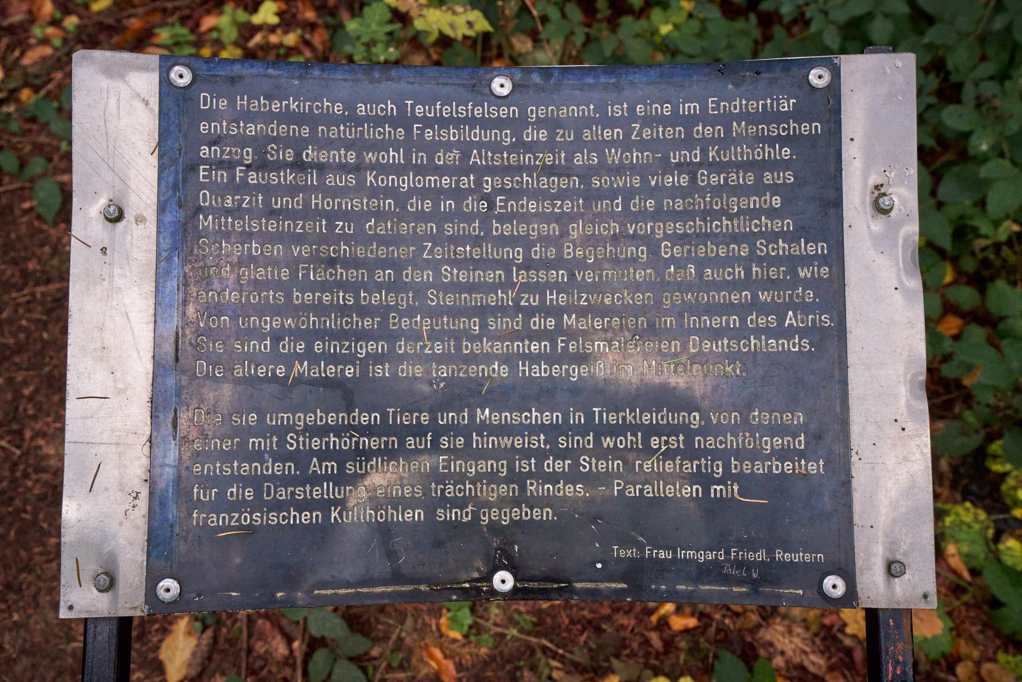 Waldwunderwelt Teufelsfelsen, Bad Griesbach, Passau - Haberkirche (Teufelsfelsen) in Bad Griesbach, Landkreis Passau, Niederbayern, Felsmalereien im Inneren des Abris sind sichtbar.