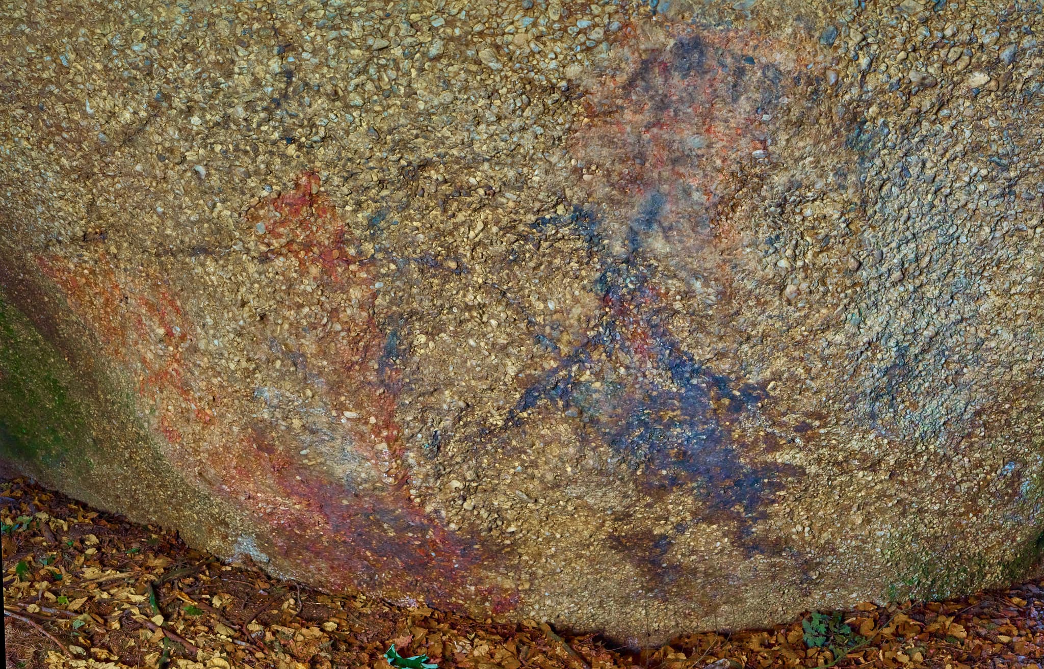 Waldwunderwelt Teufelsfelsen, Bad Griesbach, Passau - Felsmalereien am Teufelsfelsen in Bad Griesbach, Landkreis Passau, Niederbayern, Bayern, Deutschland. Das Bild zeigt Details der Felsstrukturen mit Farbreste.