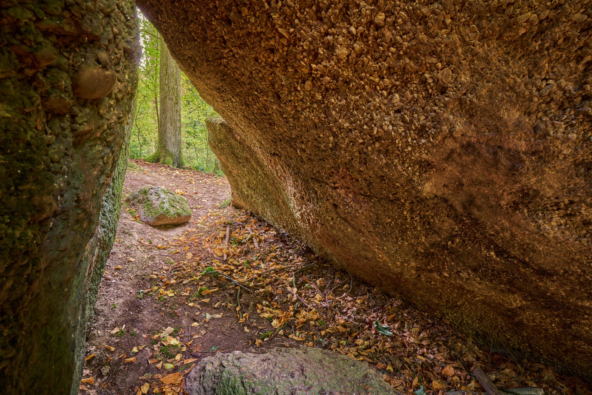 Waldwunderwelt Teufelsstein, Bad Griesbach, Passau - Teufelsstein in Bad Griesbach, Landkreis Passau, Niederbayern, Bayern, Deutschland. Das Bild zeigt Details der Felsstrukturen mit Farbreste.