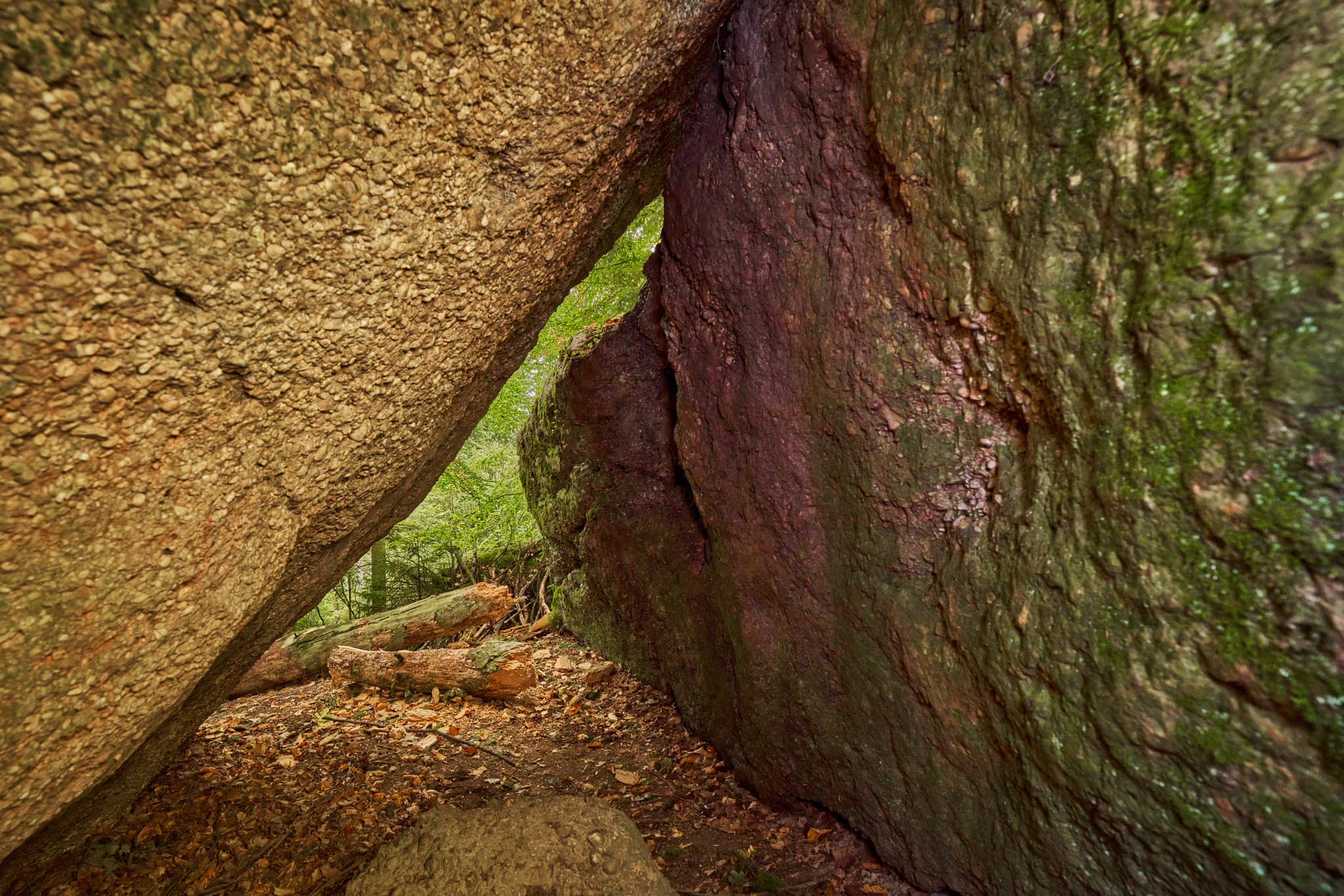 Waldwunderwelt Teufelsstein Detail, Bad Griesbach, Passau - Felsmalereien am Teufelsstein in Bad Griesbach, Landkreis Passau, Niederbayern, Bayern, Deutschland. Das Bild zeigt Details der Felsstrukturen mit Farbreste.