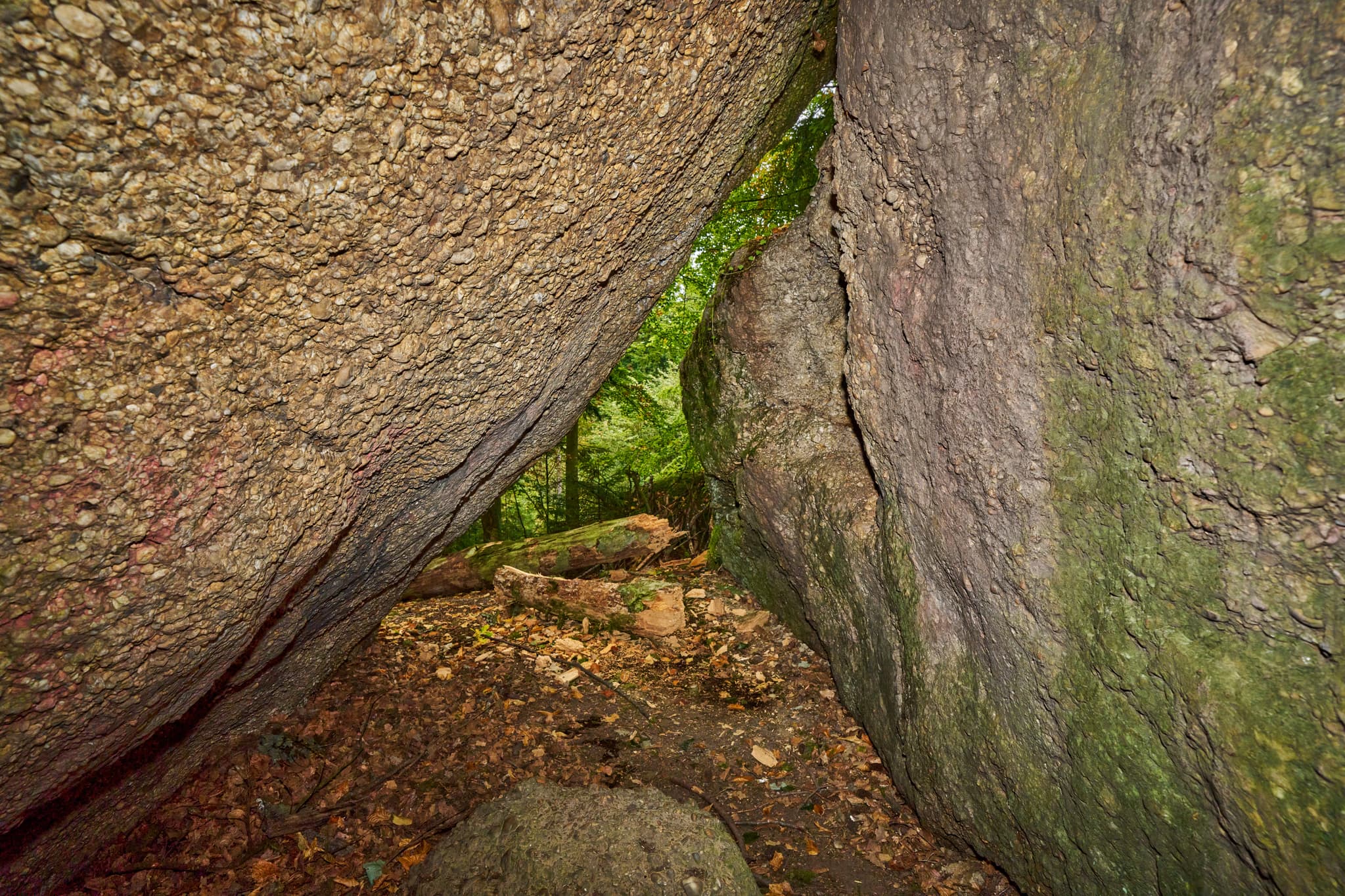 Waldwunderwelt Teufelsstein Detail, Bad Griesbach, Passau - Felsmalereien am Teufelsstein in Bad Griesbach, Landkreis Passau, Niederbayern, Bayern, Deutschland. Das Bild zeigt Details der Felsstrukturen mit Farbreste.