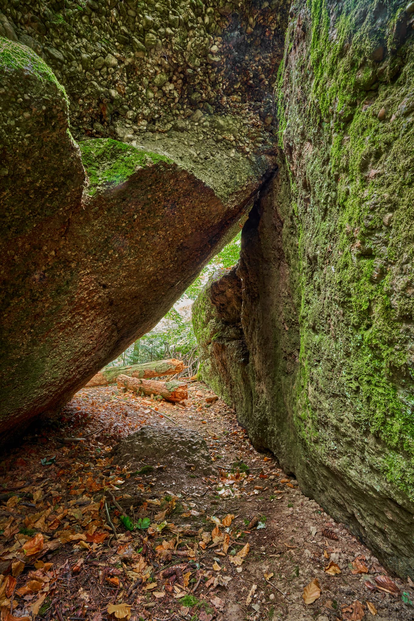 Waldwunderwelt Teufelsstein Detail, Bad Griesbach, Passau - Felsmalereien am Teufelsstein in Bad Griesbach, Landkreis Passau, Niederbayern, Bayern, Deutschland. Das Bild zeigt Details der Felsstrukturen mit Farbreste.