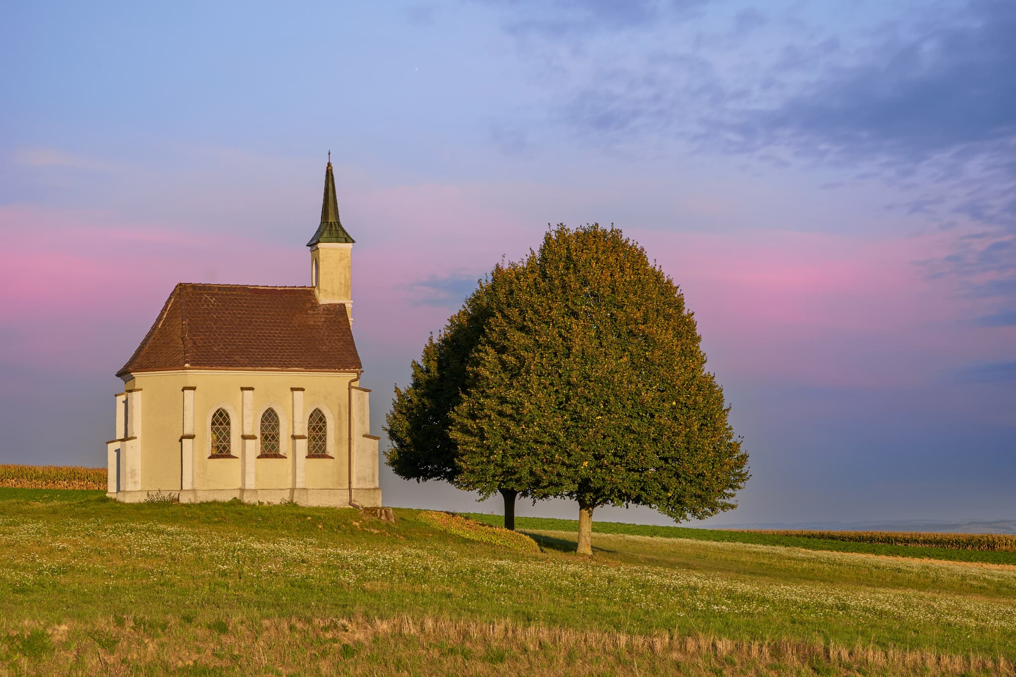 Wallfahrtskapelle Muttergottes, Leithenkapelle, Passau - Die Leithenkapelle bei Kößlarn, Landkreis Passau, Niederbayern, Deutschland. Eine idyllische Wallfahrtskapelle umgeben von grünen Wiesen.