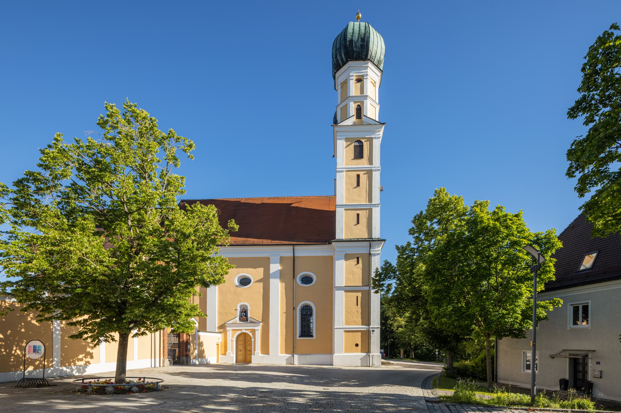 Wallfahrtskirche Gartlberg, Rottal-Inn, Niederbayern - Wallfahrtskirche Gartlberg in Pfarrkirchen, Rottal-Inn, Niederbayern. Motiv zeigt die Kirche, Bäume, blauen Himmel. Charakteristisch für Holzland, Deutschland.