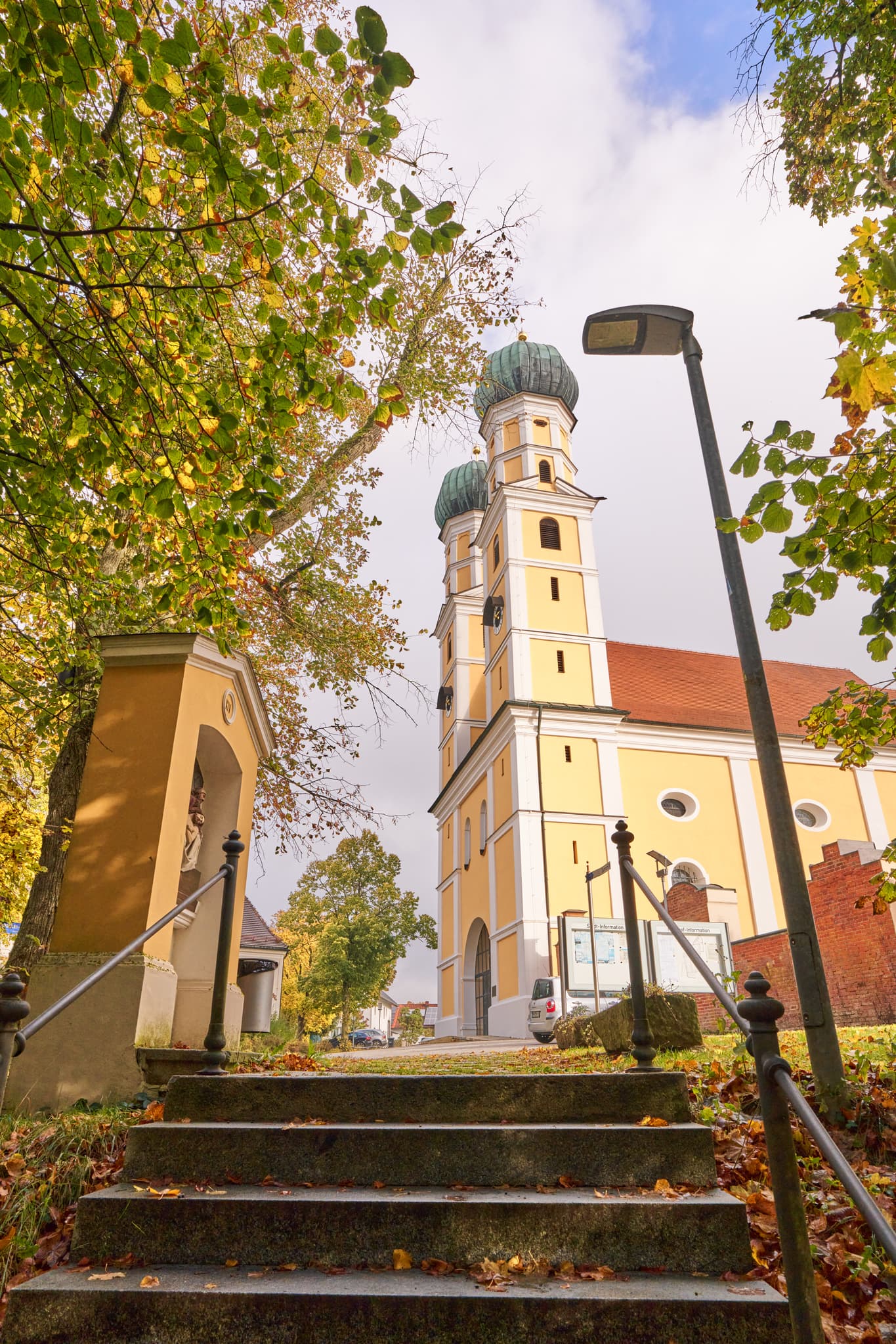 Wallfahrtskirche Gartlberg, Rottal-Inn, Niederbayern - Wallfahrtskirche Gartlberg bei Pfarrkirchen, Landkreis Rottal-Inn, Niederbayern. Deutschland. Herbstbild mit Treppenaufgang und Bäumen.
