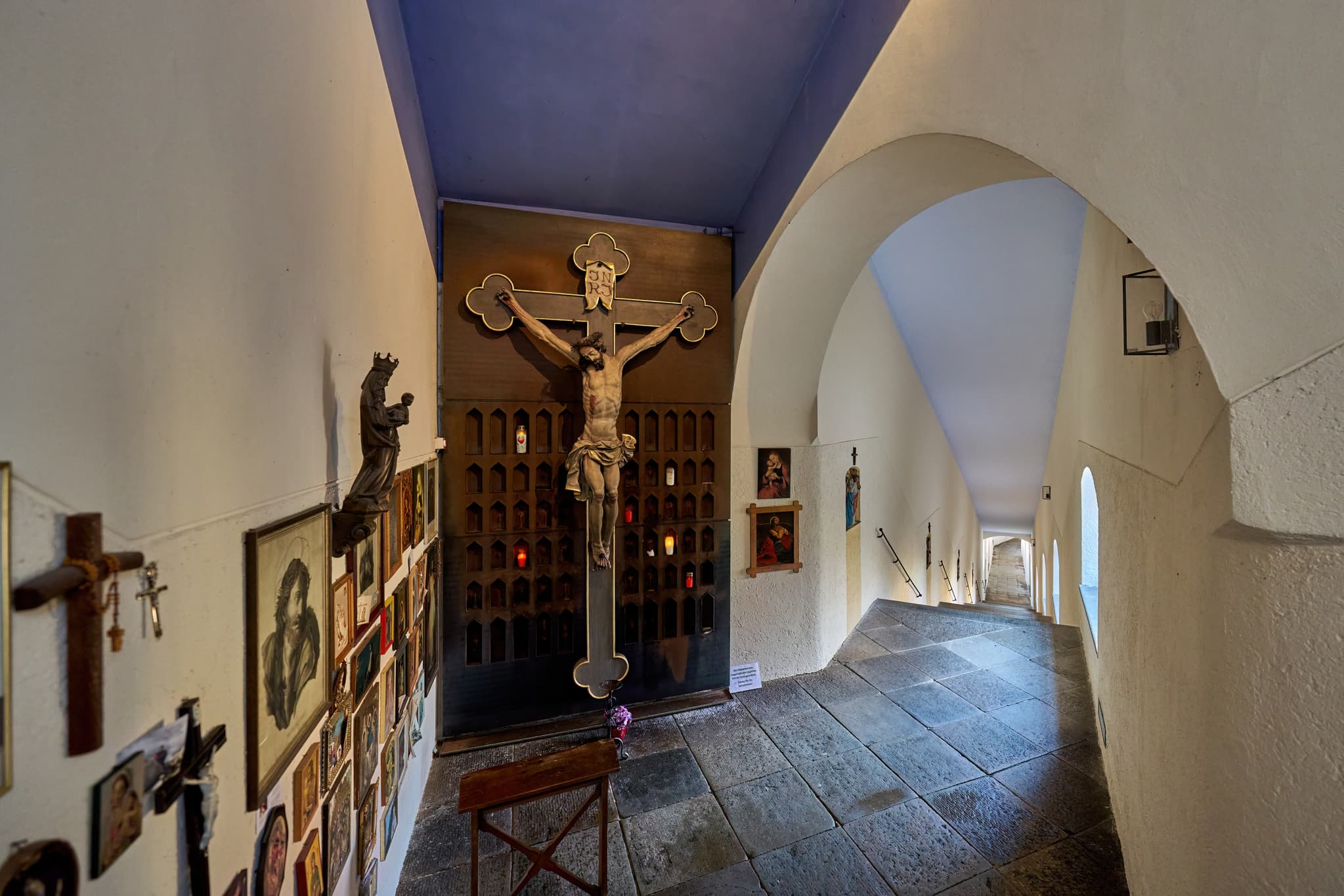 Wallfahrtskirche Mariahilf, Innstadt, Wallfahrerstiege - Wallfahrtskirche Mariahilf in Innstadt, Landkreis Passau, Niederbayern, Bayern. Eindrucksvolle Wallfahrerstiege mit Kreuzwegstationen. Region Inn-Salzach.