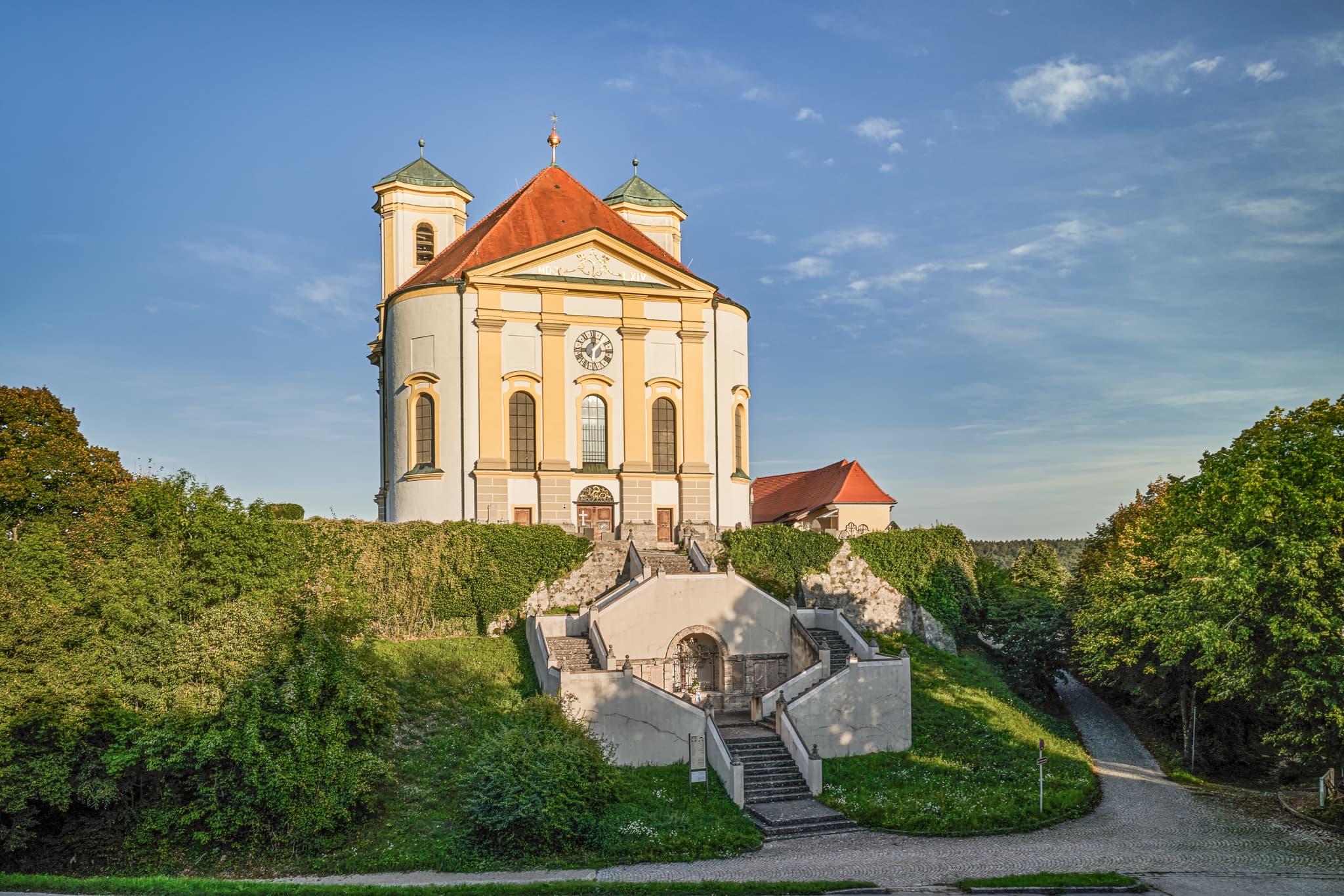 Wallfahrtskirche Marienberg Außen, Burghausen, Altötting - Die Wallfahrtskirche Maria Schutz auf dem Marienberg in Burghausen, Landkreis Altötting, Oberbayern, Deutschland, zeigt sich in ihrer vollen Pracht.