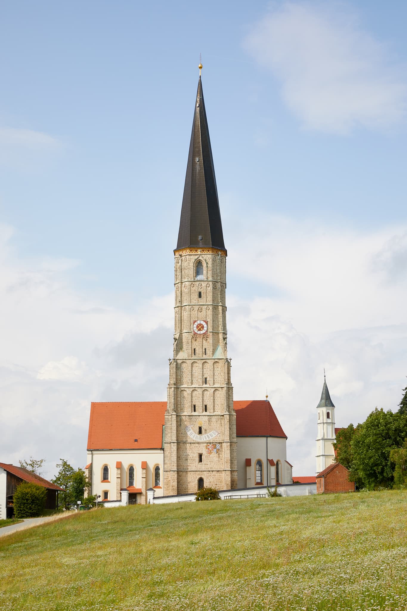 Wallfahrtskirche St. Ägidius Schildthurn, Zeilarn, Rottal - Als Zweithöchster Dorfkirchturm Deutschlands mit 78m ist die Kirche im weiten Umkreis zu sehen. Umgeben von Wiesen auf einem Hügel liefert sie tolle Fotomotive.