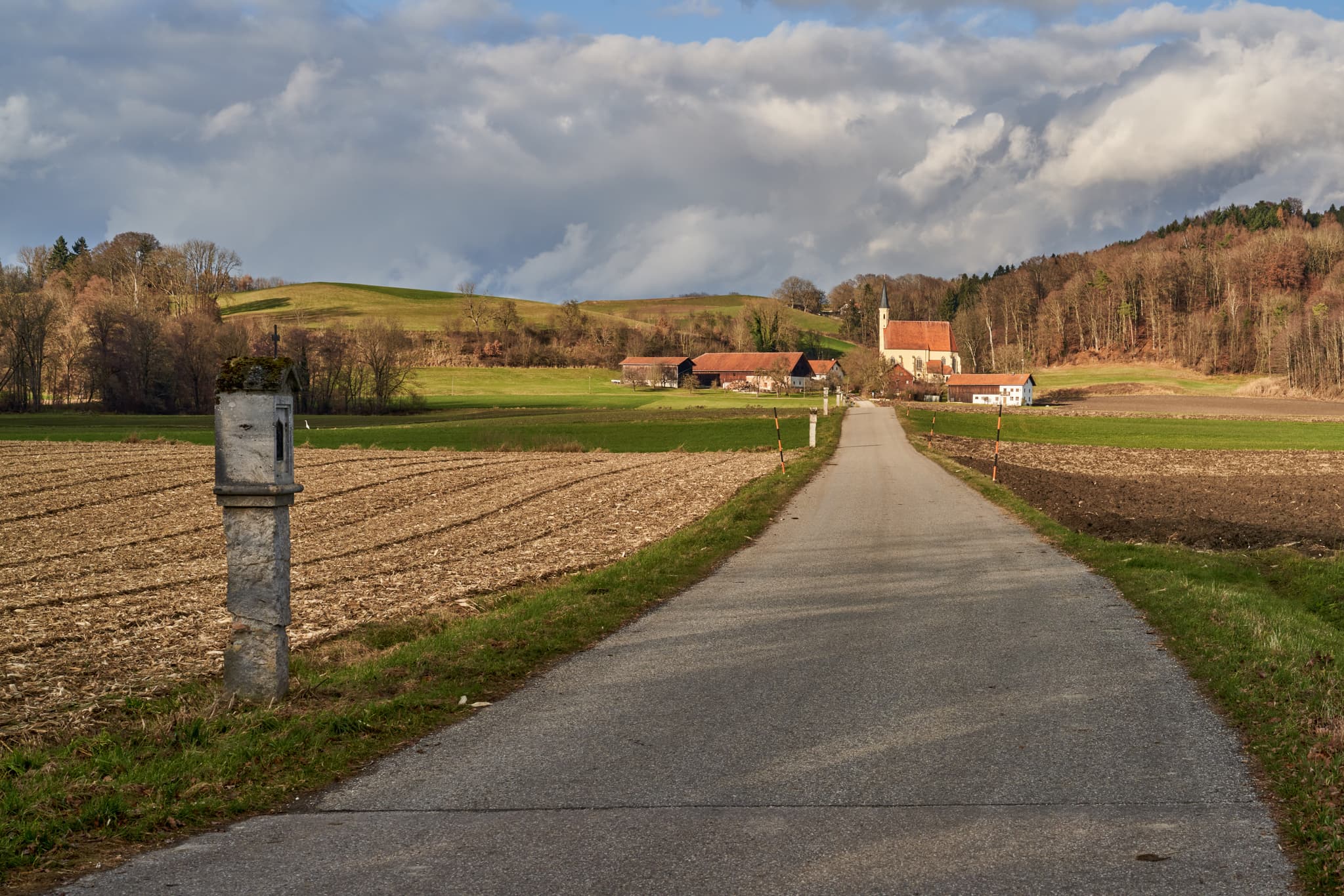 Wallfahrtskirche St. Anna, Kreuzweg, Ering, Rottal-Inn - Wallfahrtskirche St. Anna und der Kreuzweg in Ering, Rottal-Inn, Niederbayern, Deutschland. Kirche inmitten einer ländlichen Landschaft mit Feldern und Wiesen