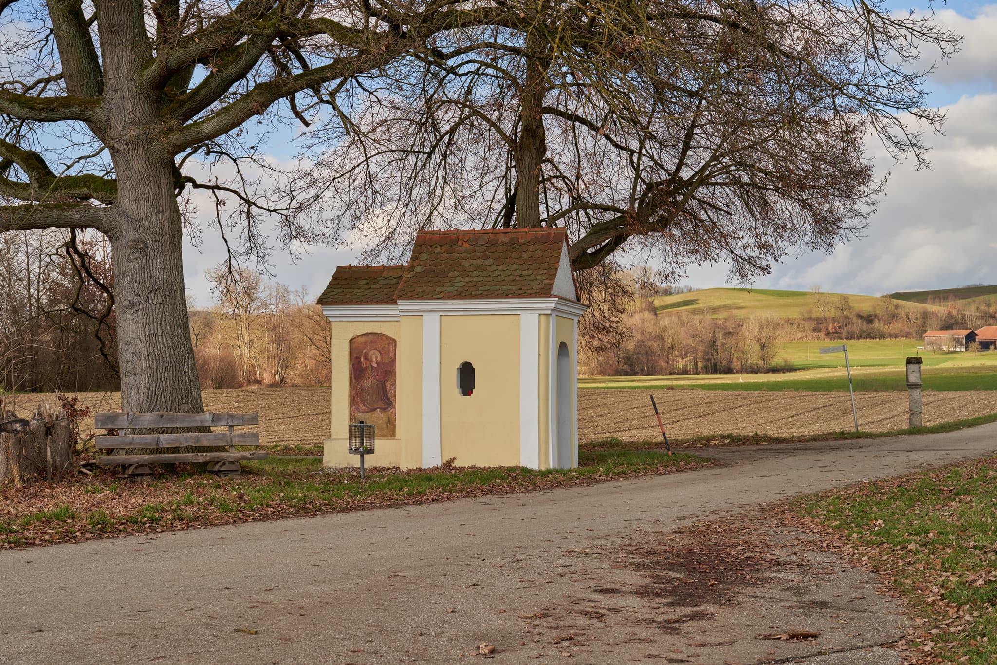 Wallfahrtskirche St. Anna, Kreuzweg, Ering, Rottal-Inn - Wallfahrtskapelle St. Anna und Kreuzweg in Ering, Rottal-Inn, Niederbayern, Deutschland. Ländliche Szene im Bäderdrieck mit Feldweg und Bäumen.
