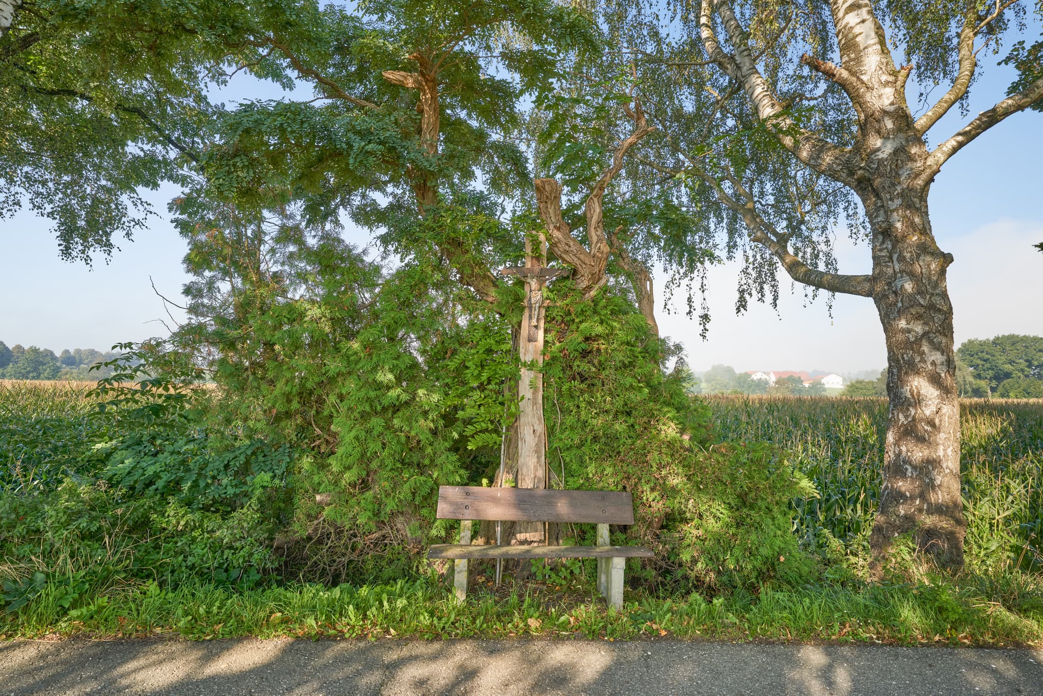 Wallner a.d. Osterwies, St.-Rupert-Pilgerweg, Altötting - Ruhiger Ort am St.-Rupert-Pilgerweg Wallner a.d. Osterwies, Kastl, Altötting, Oberbayern. Bank, Kreuz und Feld in der Inn-Salzach Region, Deutschland.