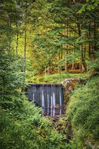 Wasserfall im Wald bei Birnbach, Altötting, Oberbayern