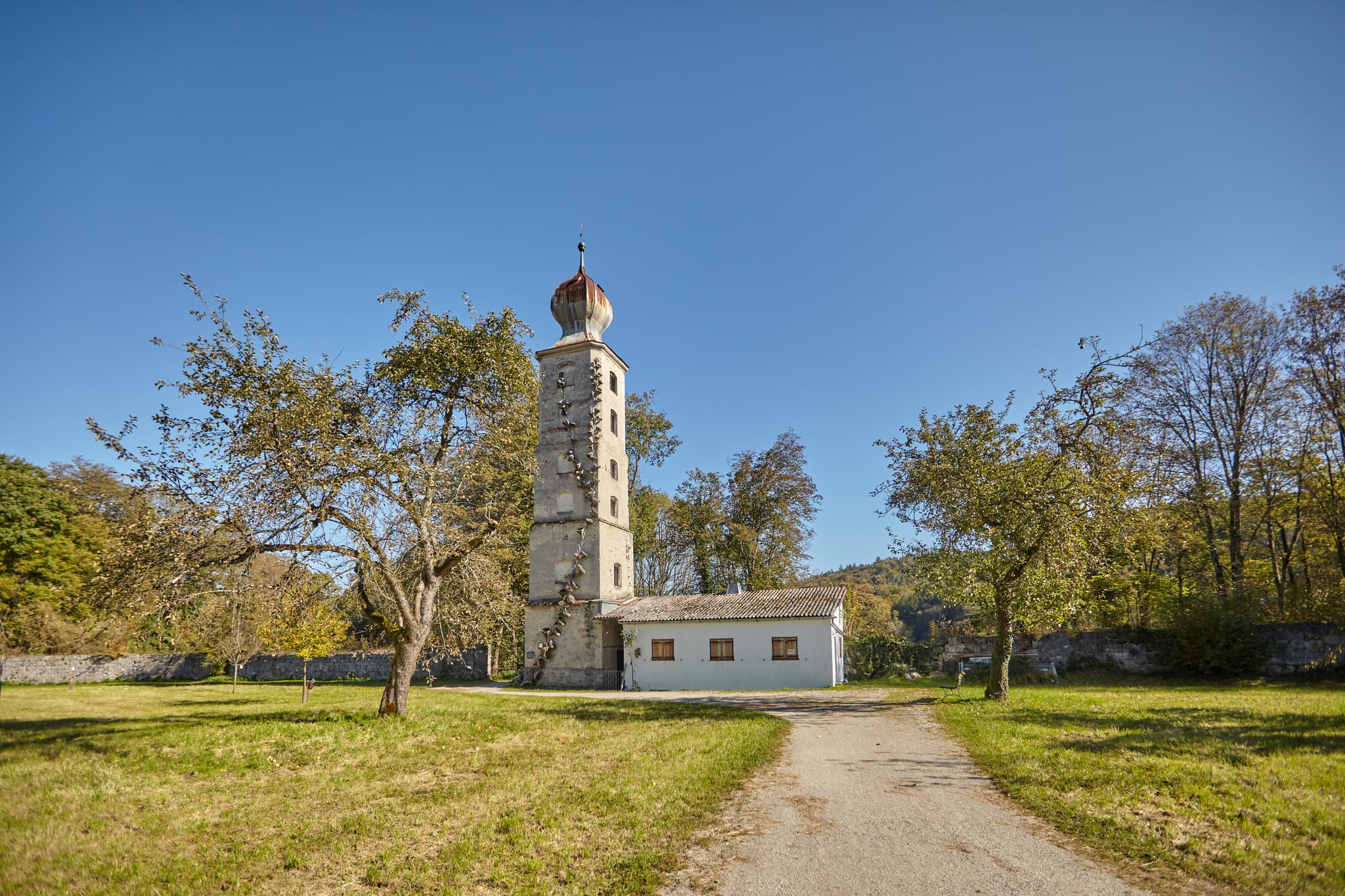 Wasserturm, Raitenhaslach Garten, Burghausen, Altötting - Der Wasserturm im Raitenhaslacher Klostergarten, Park bei Burghausen in Oberbayern, Altötting, Inn-Salzach, Deutschland, ist ein historisches Bauwerk.