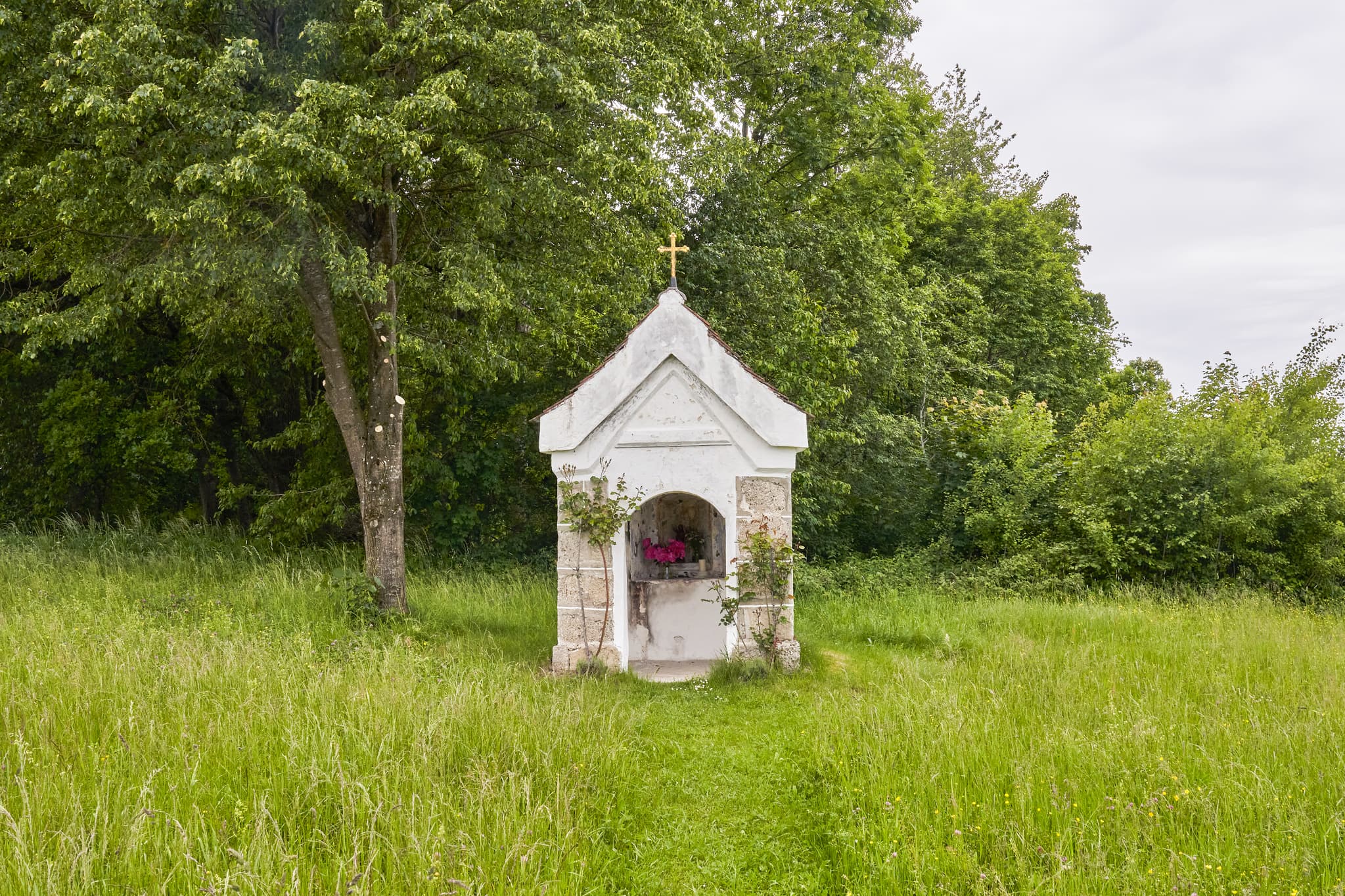 Weg Kapelle Bildstock Höresham, AÖ, Oberbayern, Inn-Salzach - Bildstock am Weg in Höresham, Burgkirchen, Landkreis Altötting, Oberbayern. Ländliche Szenerie der Inn-Salzach Region mit Wiesen, Bäumen und Stromleitungen.