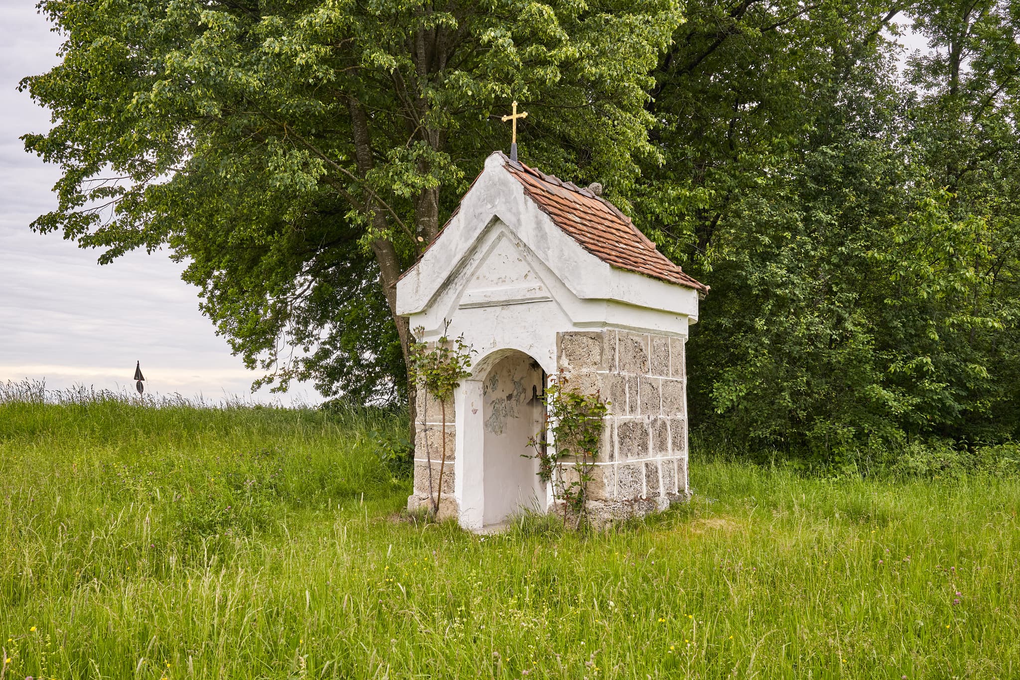 Weg Kapelle Bildstock Höresham, Oberbayern, Inn-Salzach - Kapelle mit Bildstock in Höresham, Burgkirchen, Landkreis Altötting, Oberbayern. Ländliches Motiv in der Region Inn-Salzach.