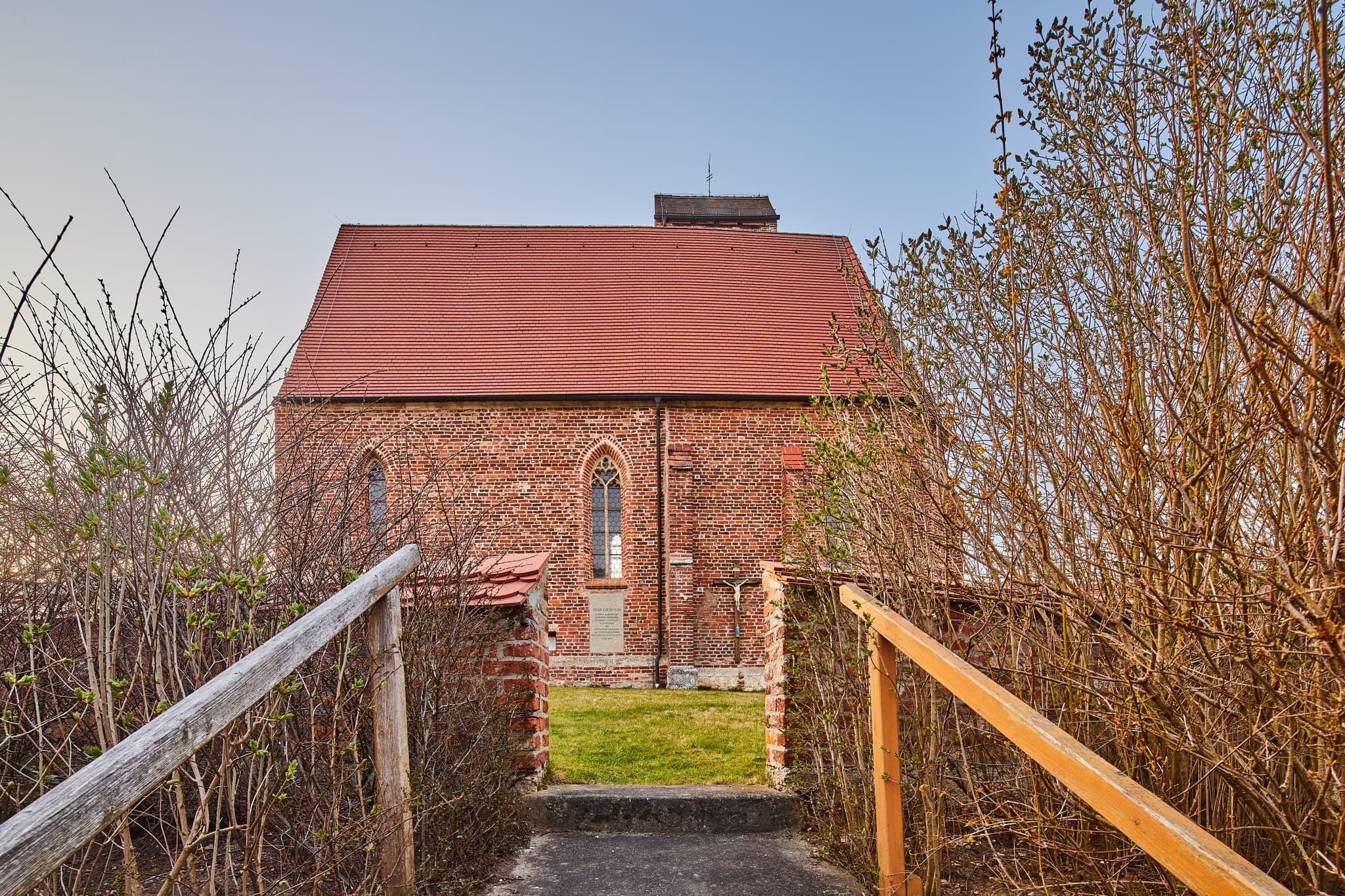 Weg zur Kirche Gehersdorf, Rottal-Inn, Niederbayern - Historische Backsteinkirche Gehersdorf, Zeilarn, Landkreis Rottal-Inn, Niederbayern. Gotteshaus der Region Holzland, Deutschland. Rotes Dach, idyllisch gelegen.