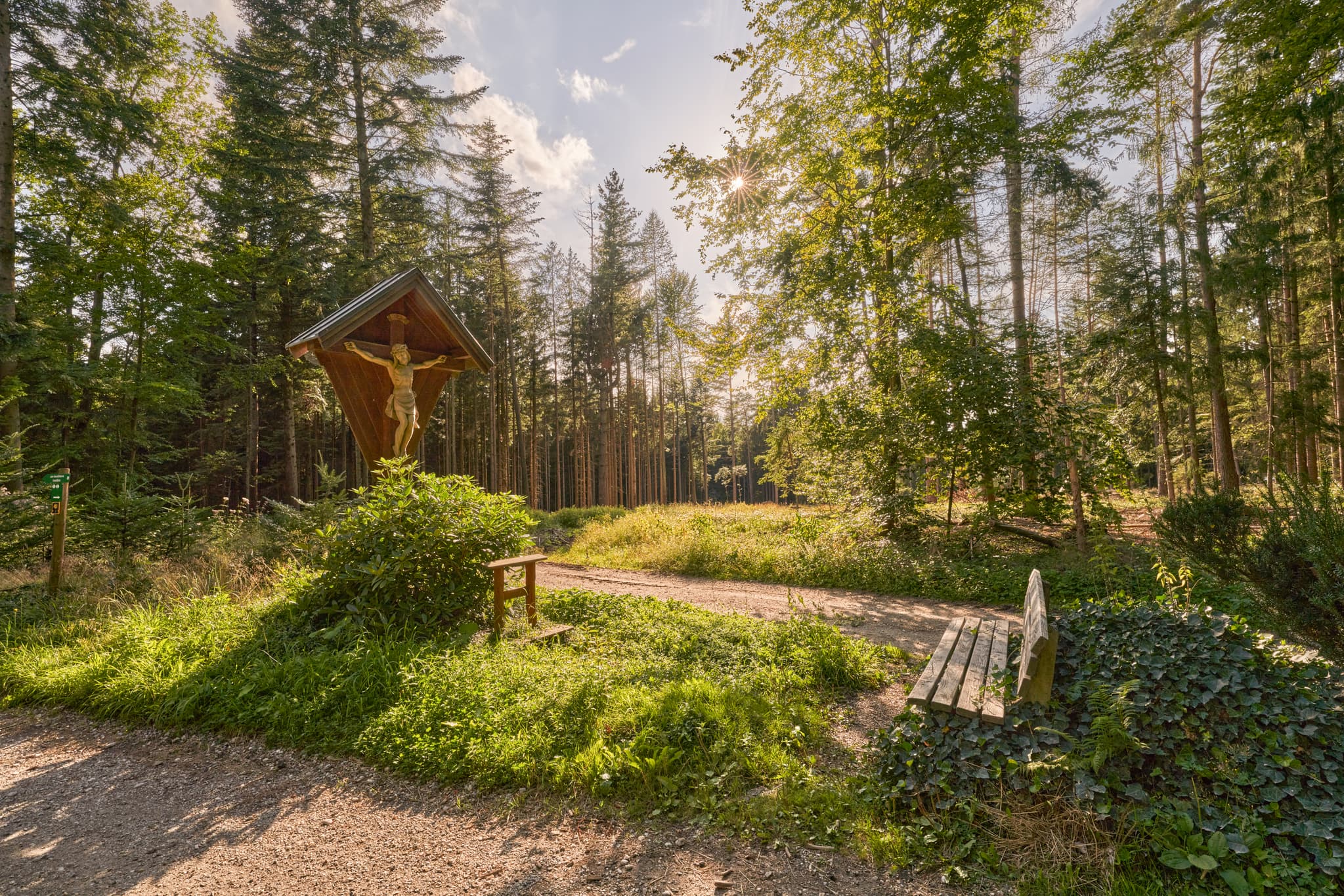 Wegkreuz, Schellenberg, Rottal-Inn, Niederbayern - Wegkreuz im Wald bei Schellenberg, Simbach am Inn. Rottal-Inn, Niederbayern, Holzland/Bäderdreieck, Bayern, Deutschland.